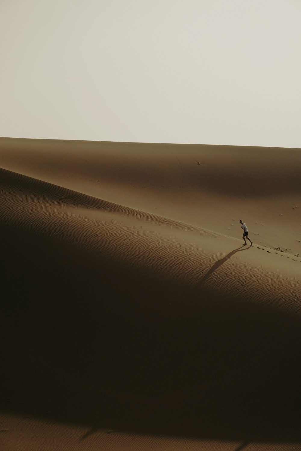 une personne marchant sur une plage