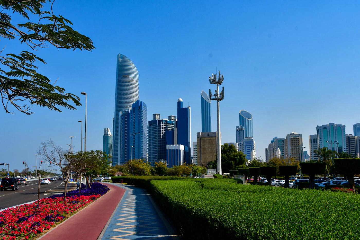 Moderne Innenstadt von Abu Dhabi mit Hochhäusern und Straße