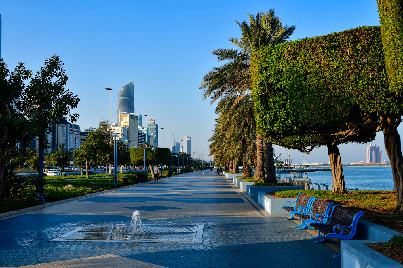 Begrünter Stadtweg mit Palmen in Abu Dhabi