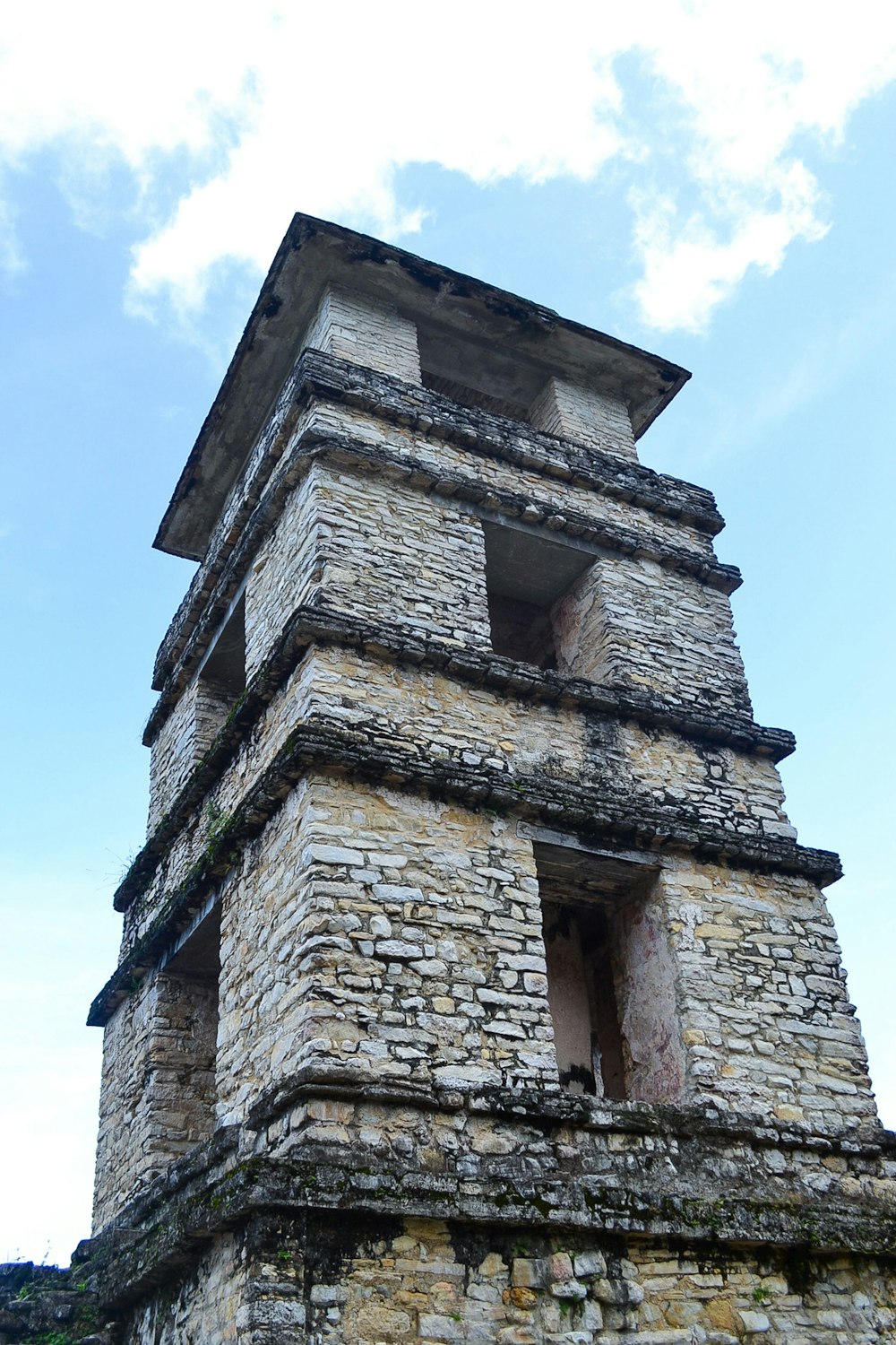 Un edificio de piedra con una torre