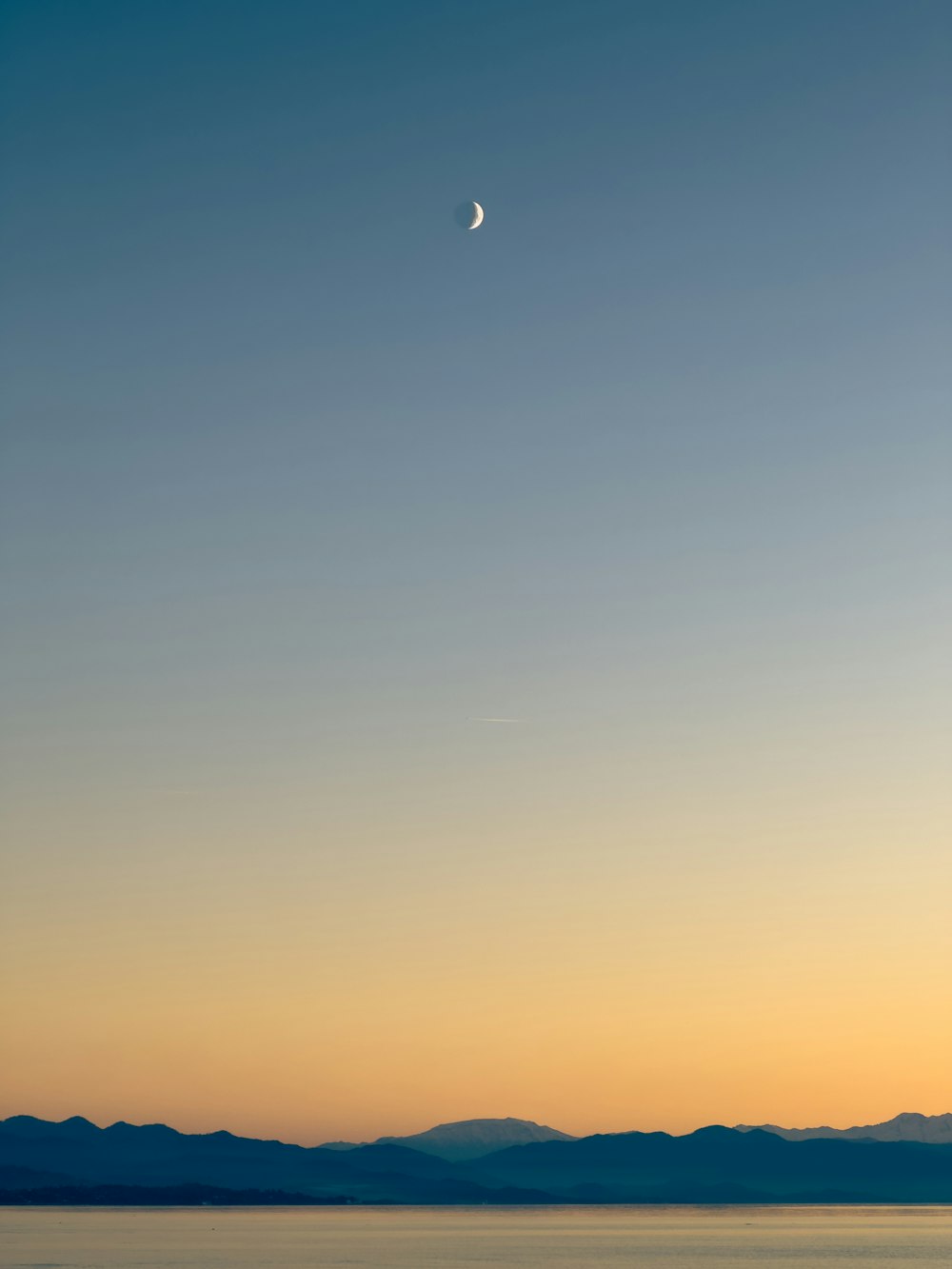 Una luna nel cielo