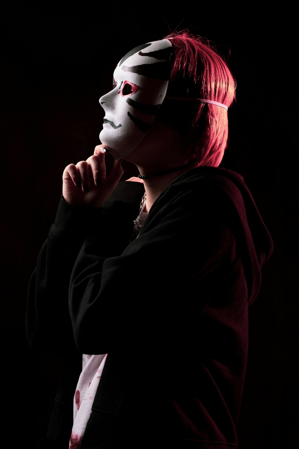 uma mulher que usa uma máscara