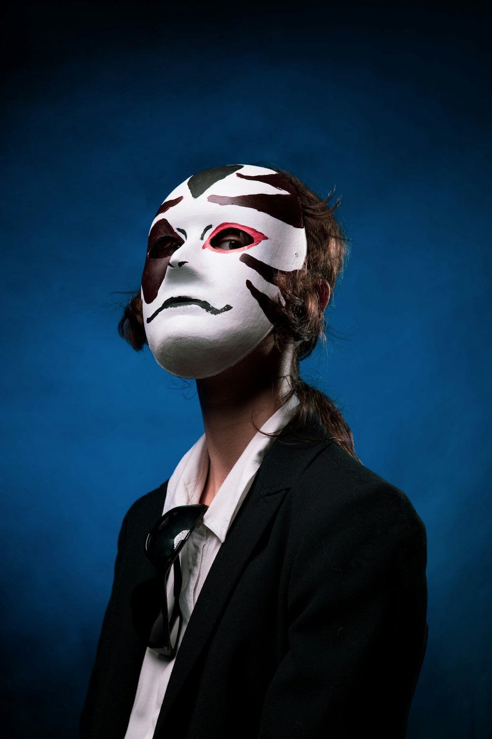 eine Person, die eine Maske trägt