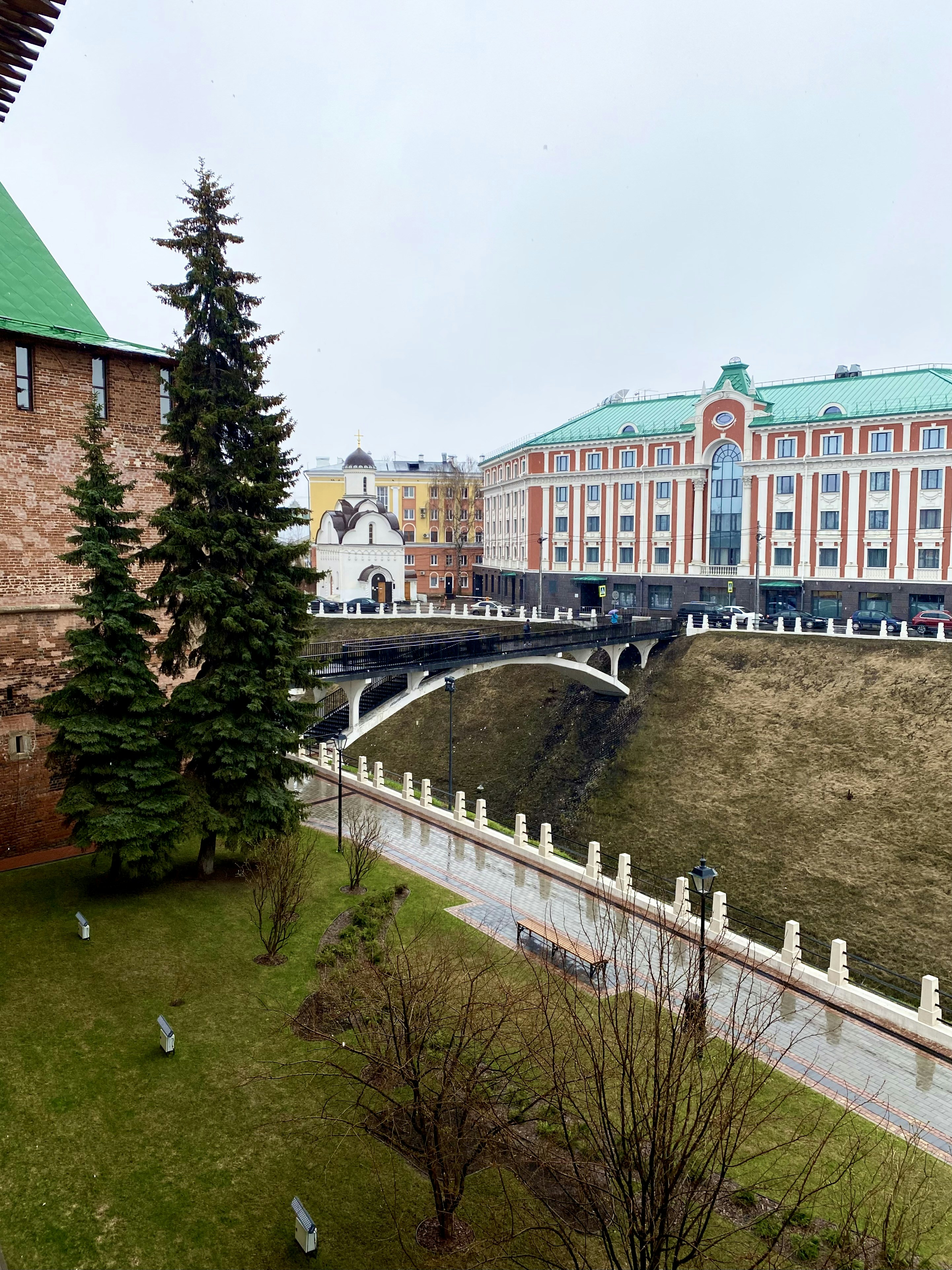 Eine Brücke über einen Fluss