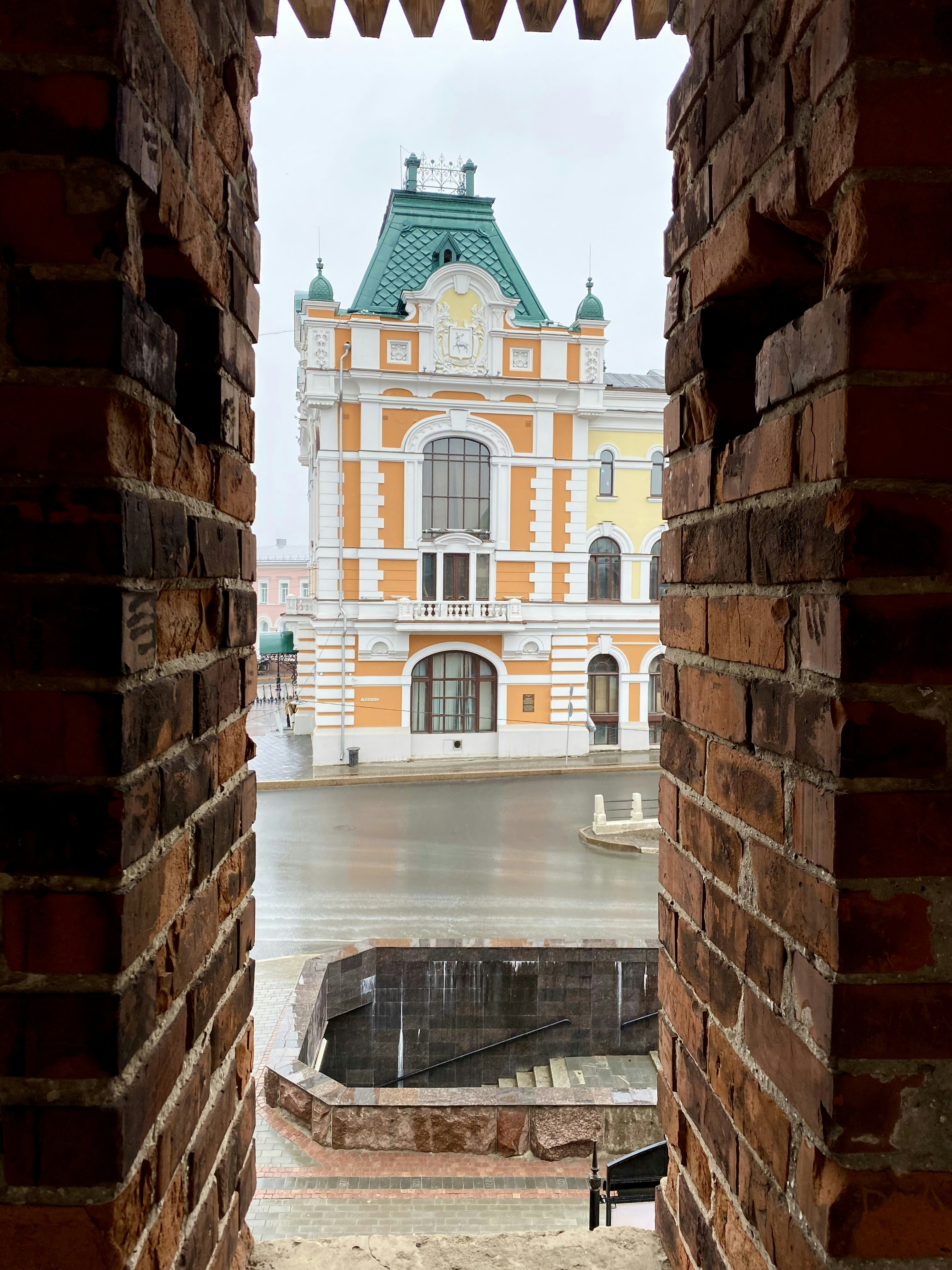 Ein Gebäude mit Uhrturm