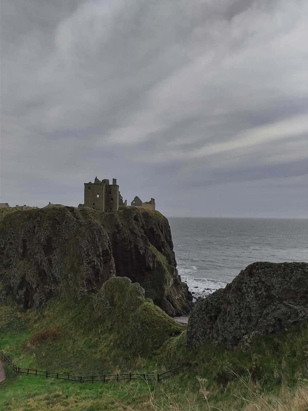 Eine Burg auf einer Klippe am Meer