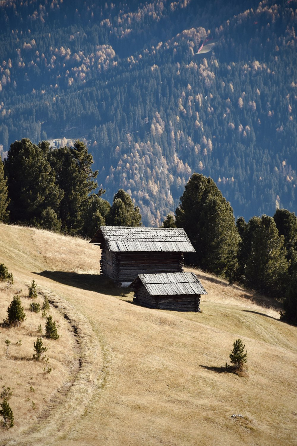 Un bâtiment sur une colline