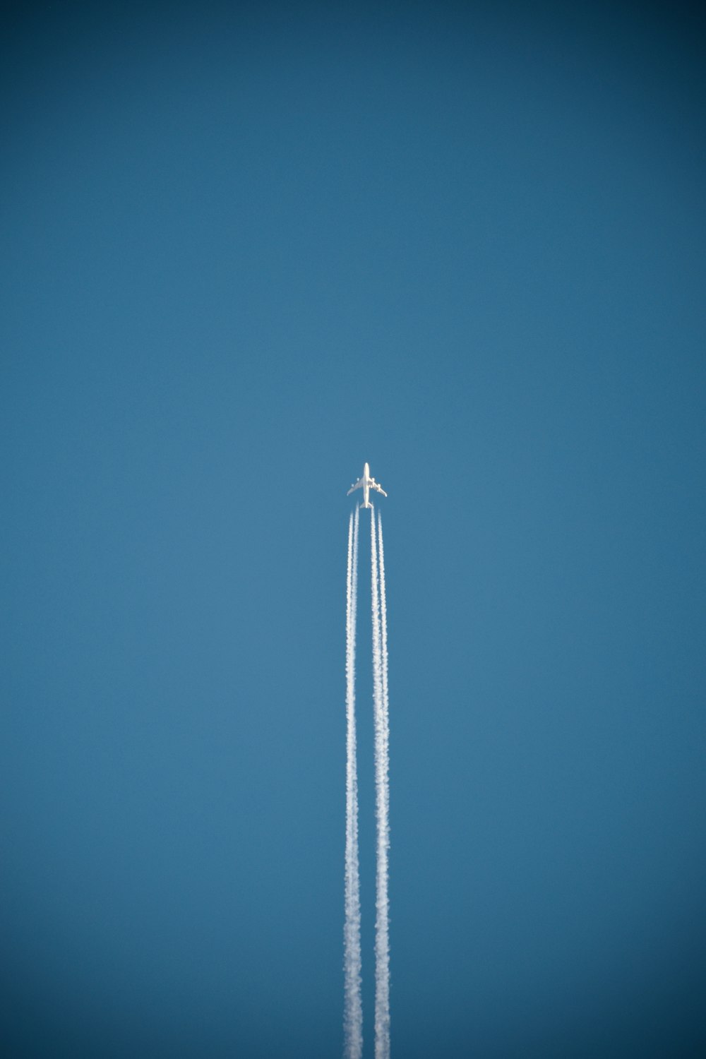 Un cohete volando en el cielo