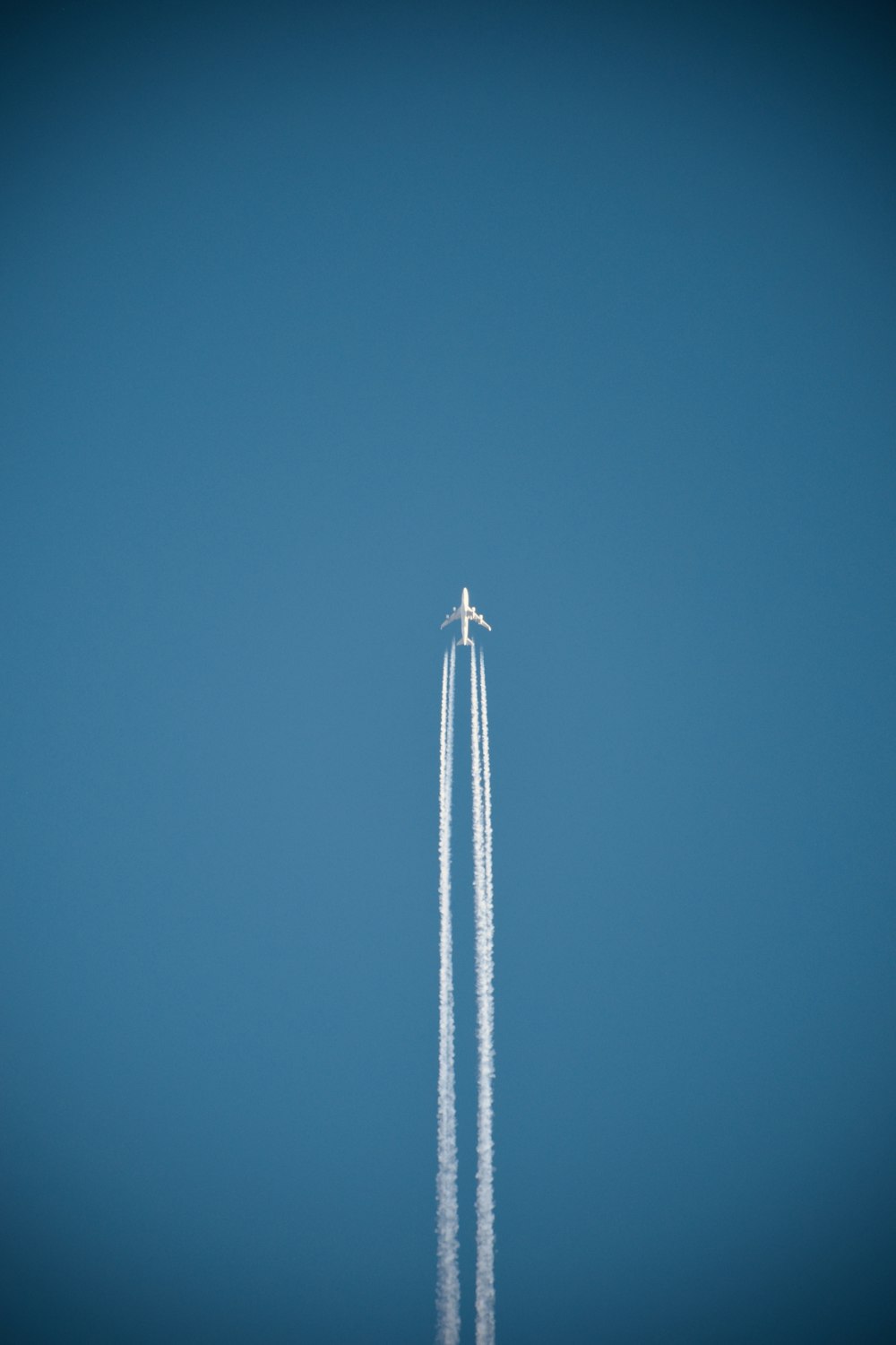 Une fusée volant dans le ciel