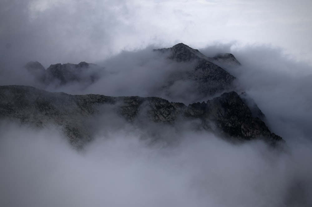 Una montagna coperta di nuvole