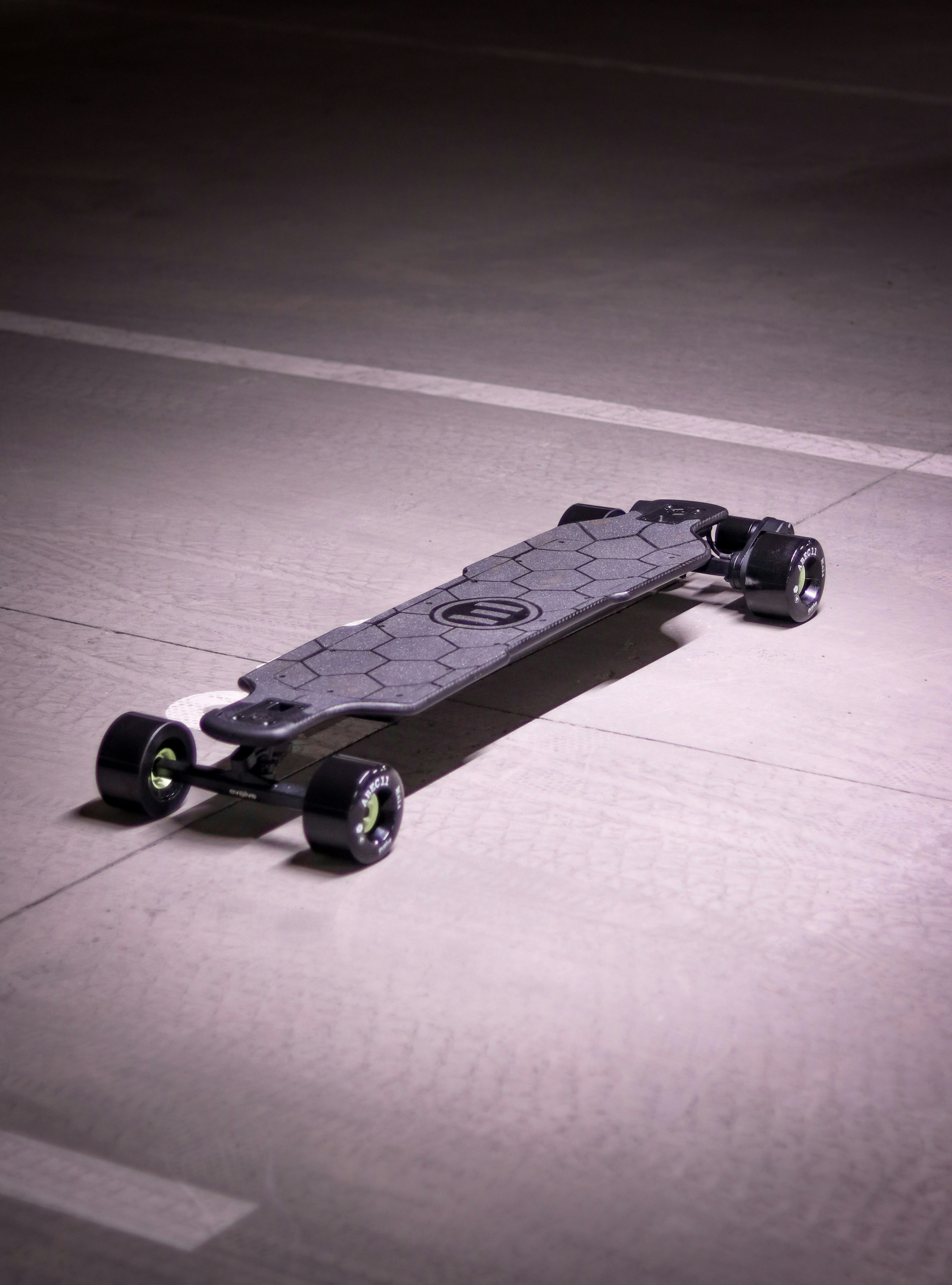Un skateboard au sol photo Photo Evolve skateboard Gratuite sur Unsplash