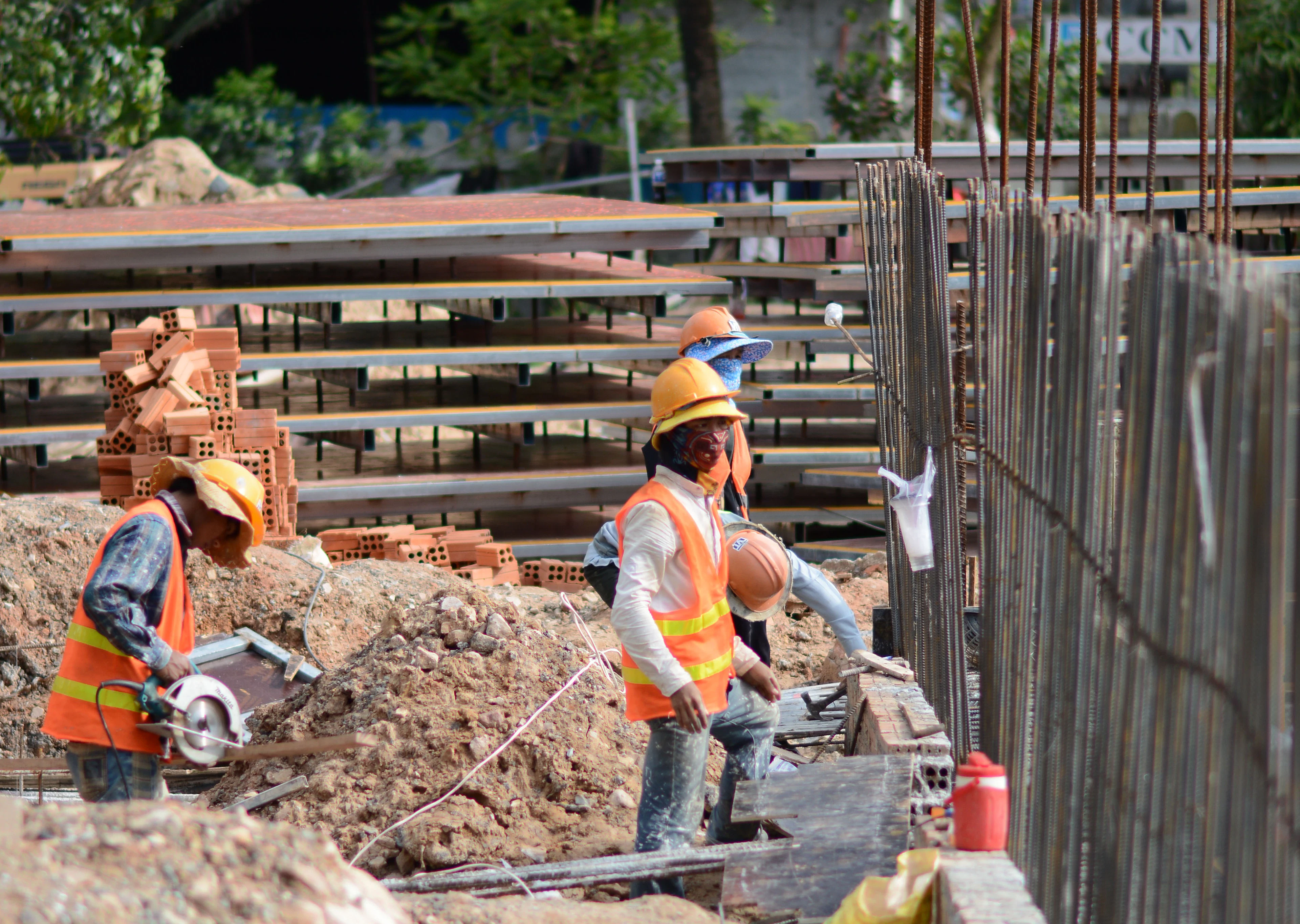 Équipe au travail sur un chantier de fondations