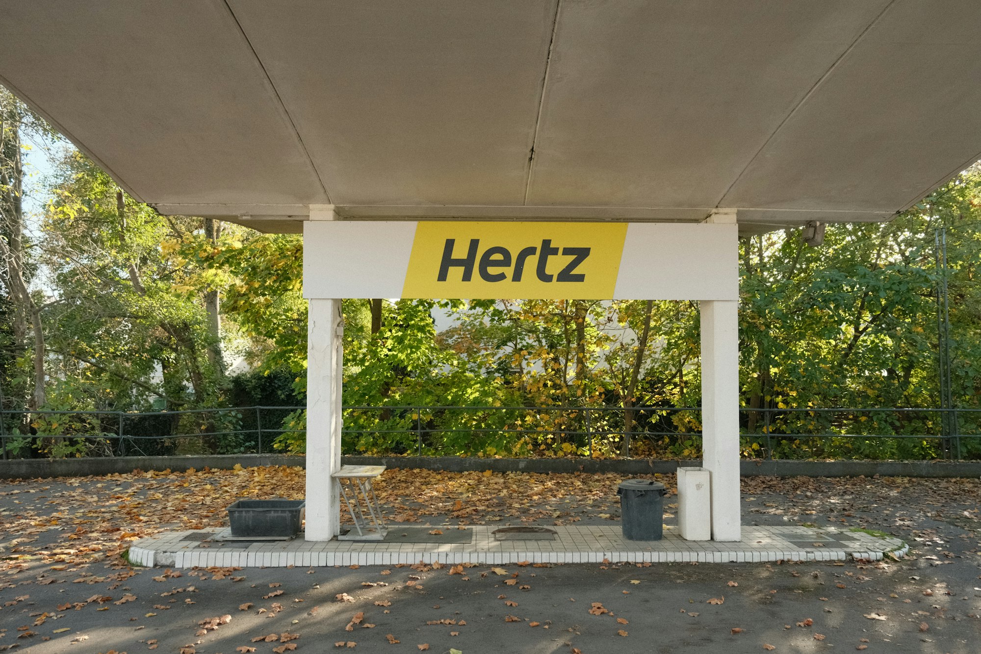 Hertz Shifts Gears: Rental Giant to Sell 20,000 EVs and Reinvest in Gas-Powered Cars Amid Weak Demand and High Repair Costs