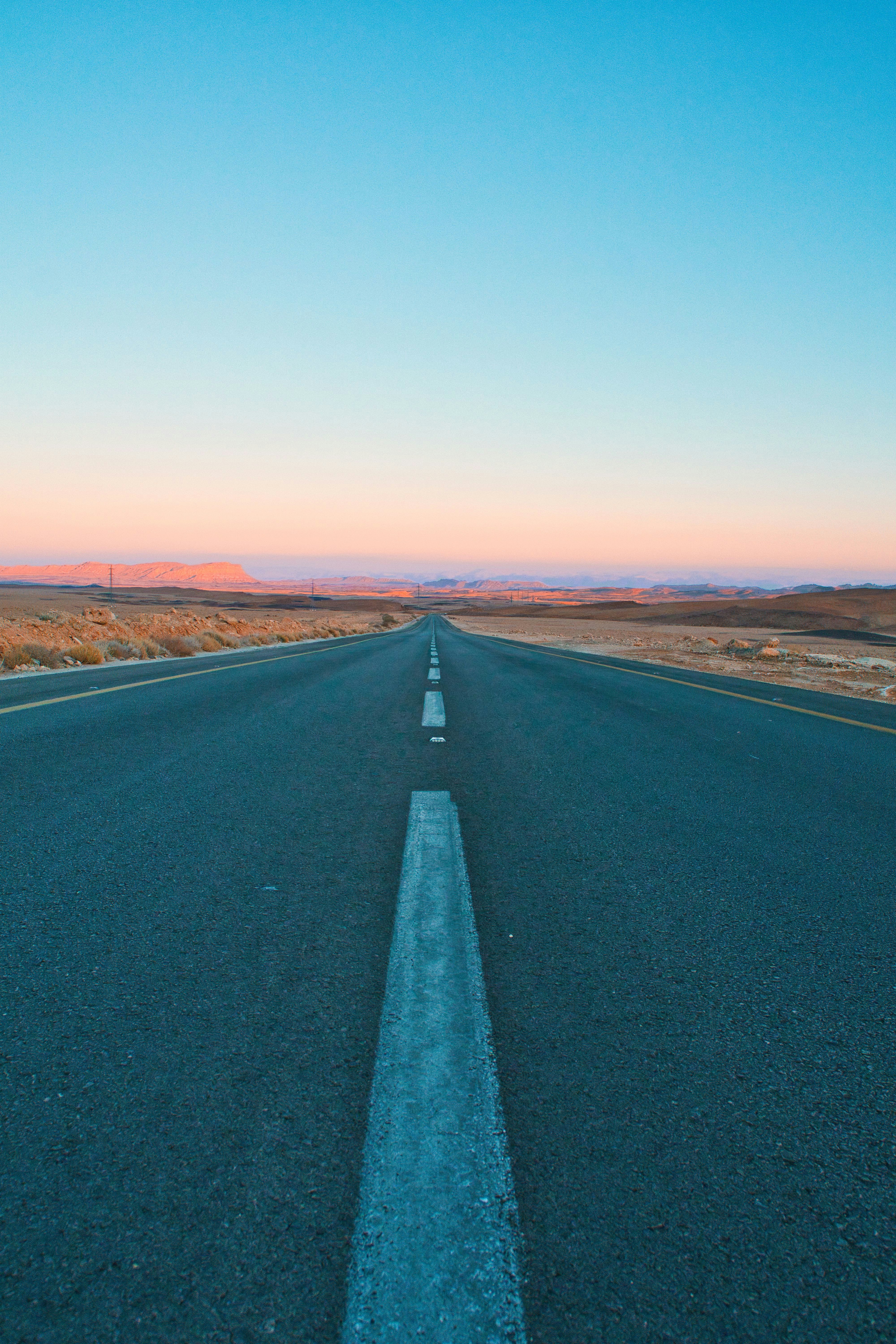 Foto zum Thema Eine Straße mit blauem Himmel Kostenloses Bild zu