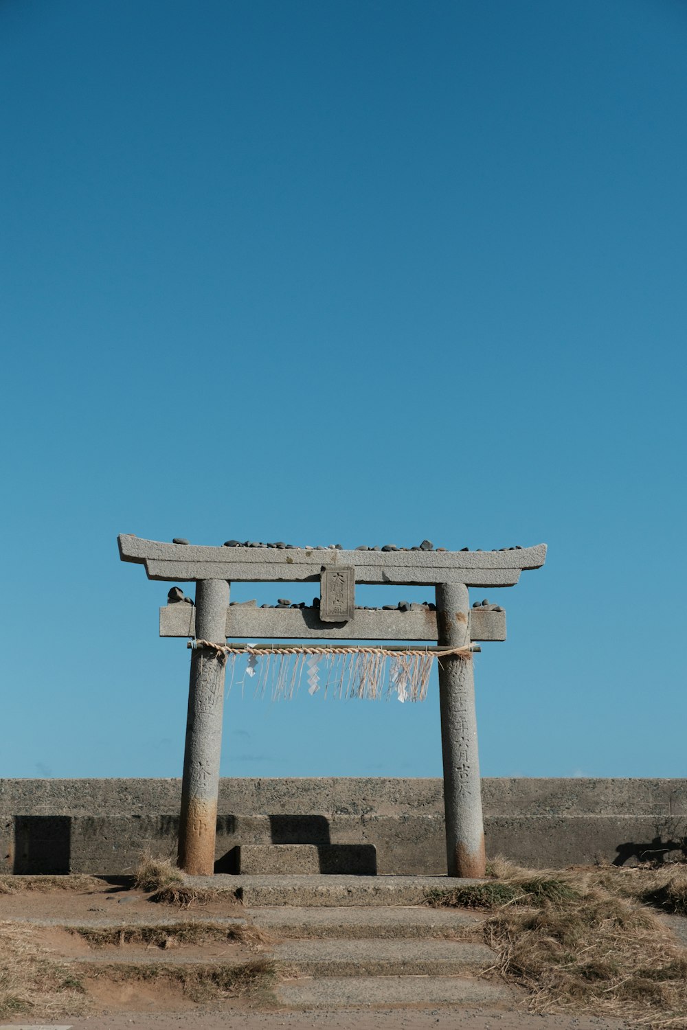 Una struttura in pietra con un cielo blu