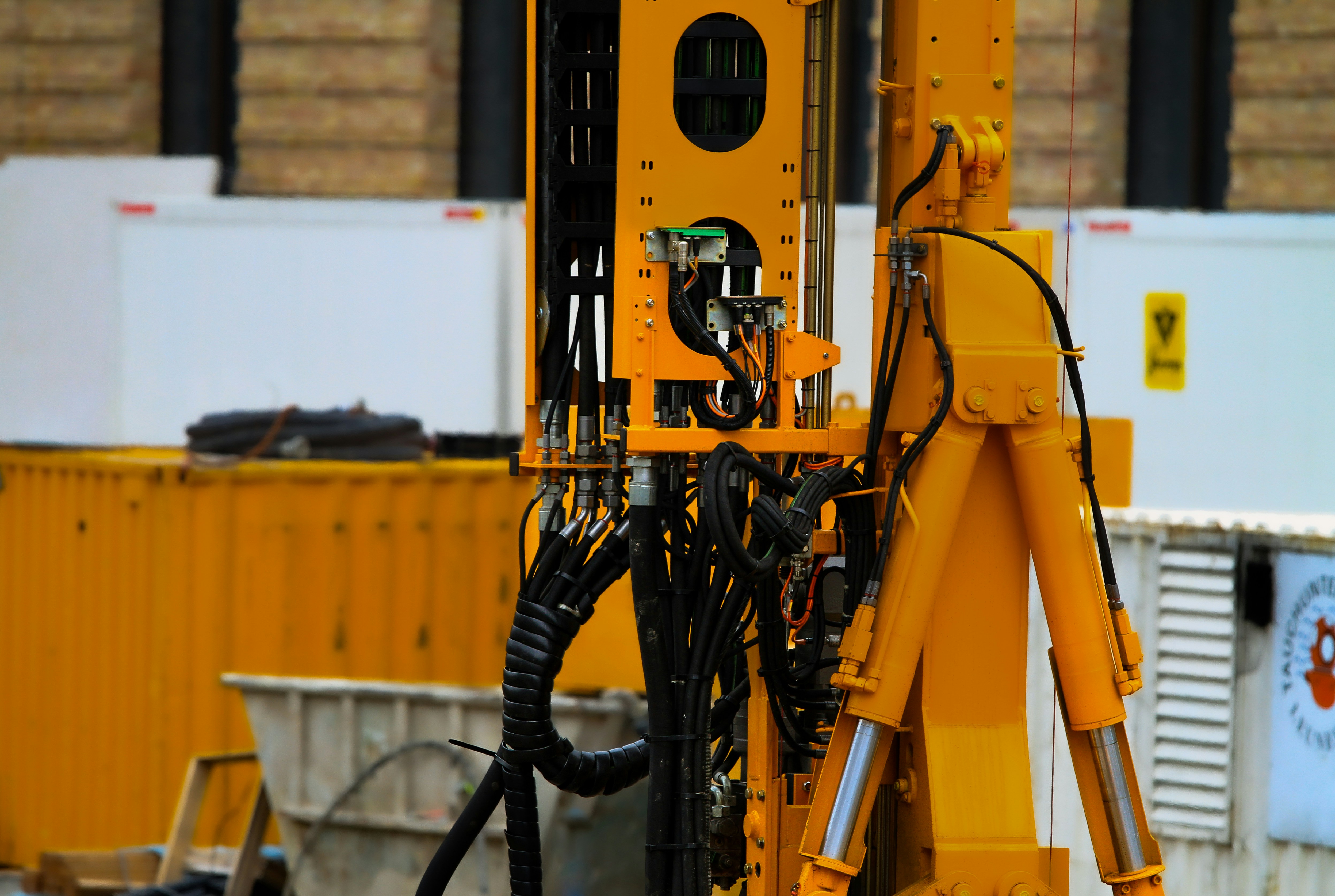 uma máquina amarela com uma alça preta