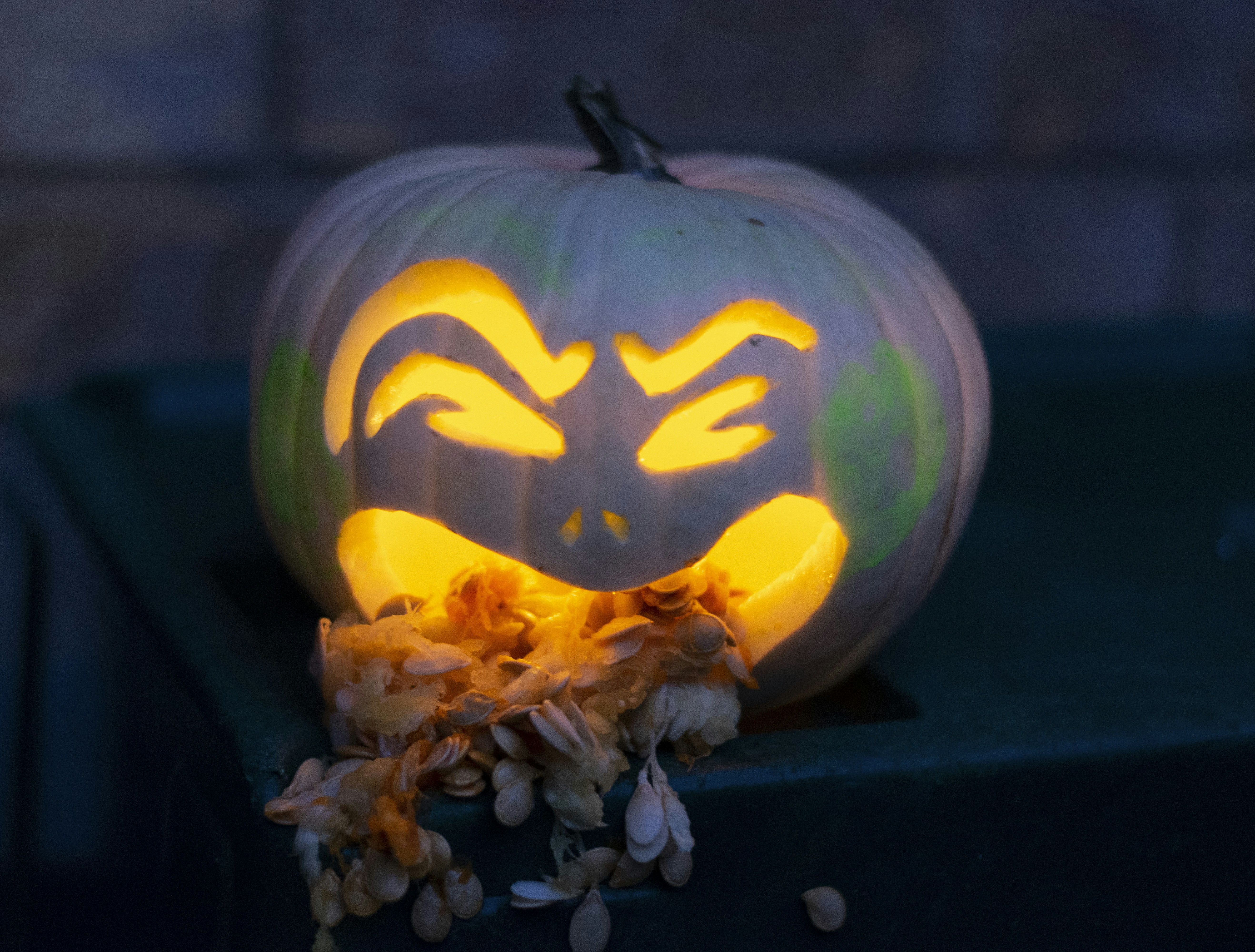 un vaso con un logotipo amarillo y verde