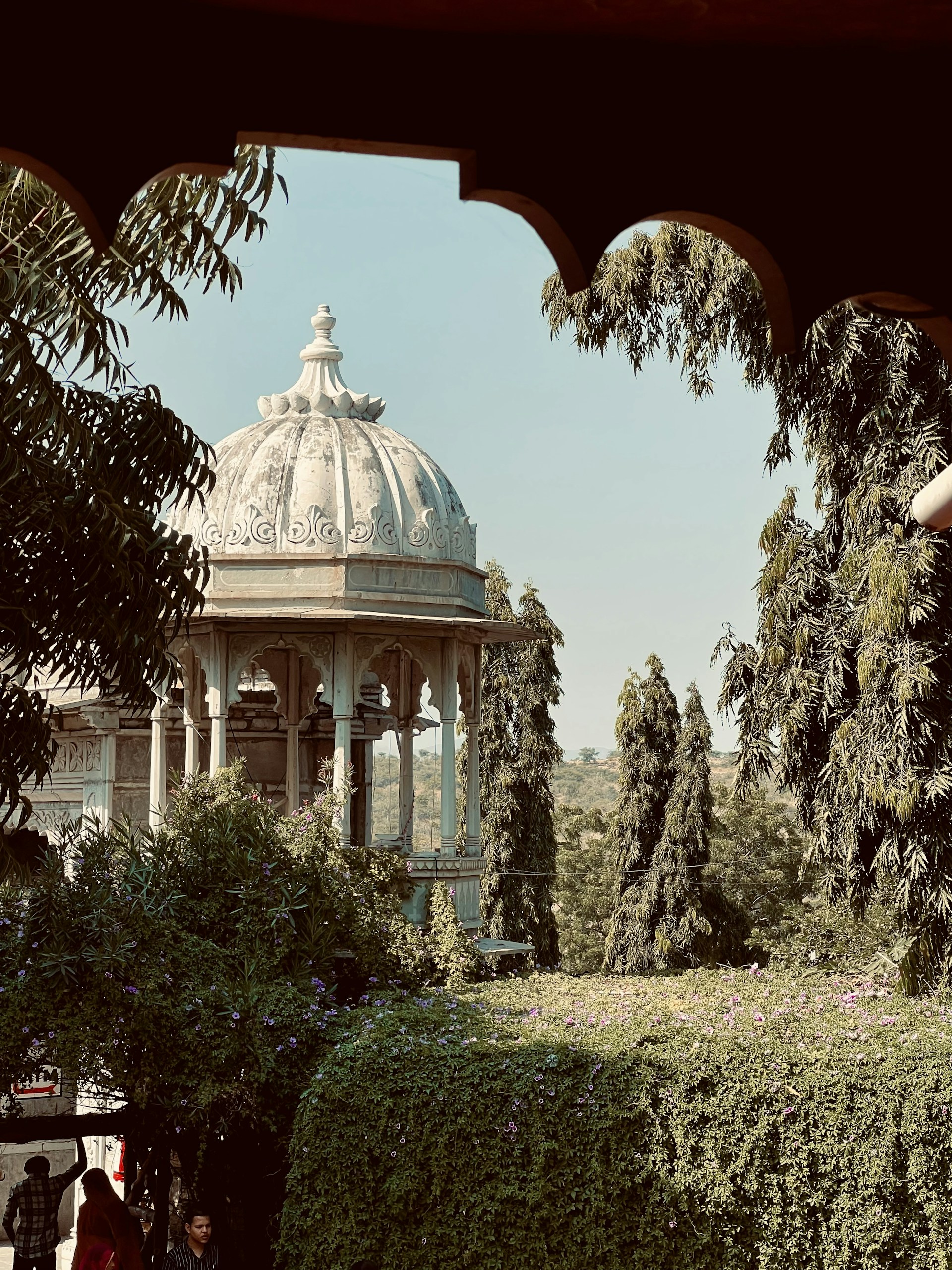 gray computer monitor