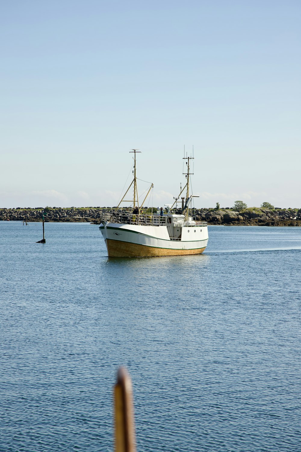 um barco na água