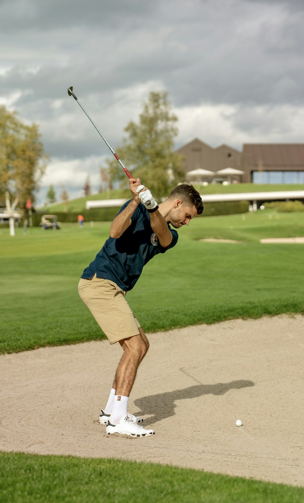 Ein Mann schwingt einen Golfschläger