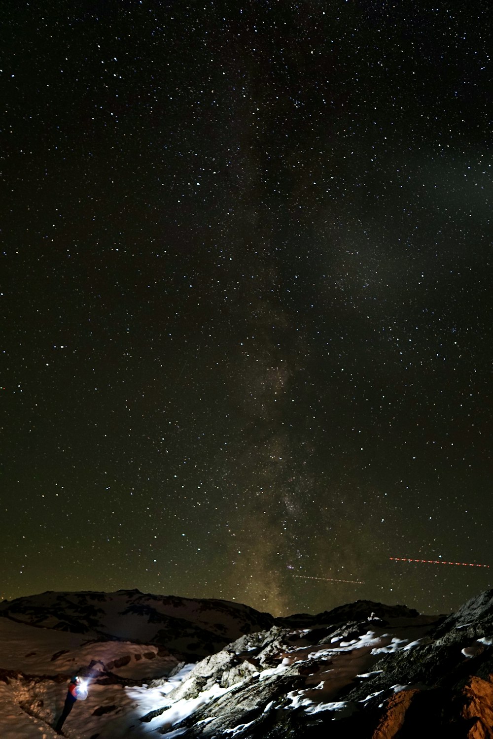 uma montanha com um céu estrelado acima dela