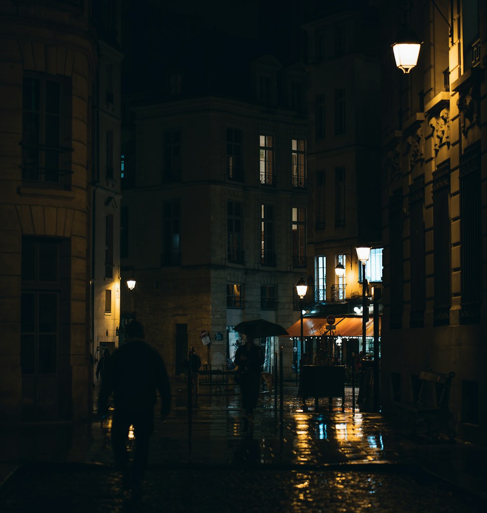Menschen, die mit Regenschirmen eine Straße entlang gehen