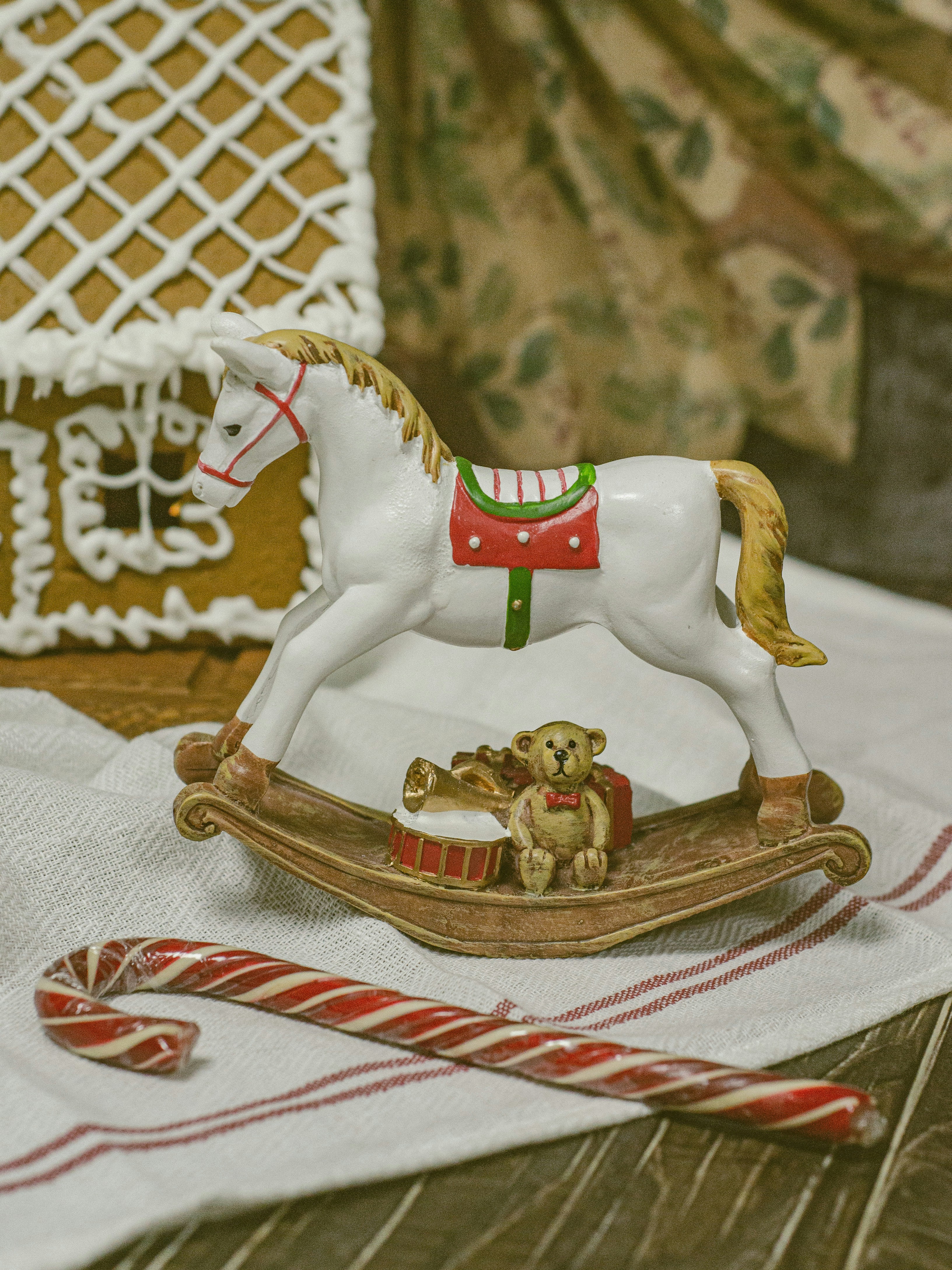 Una statua di cane su un letto