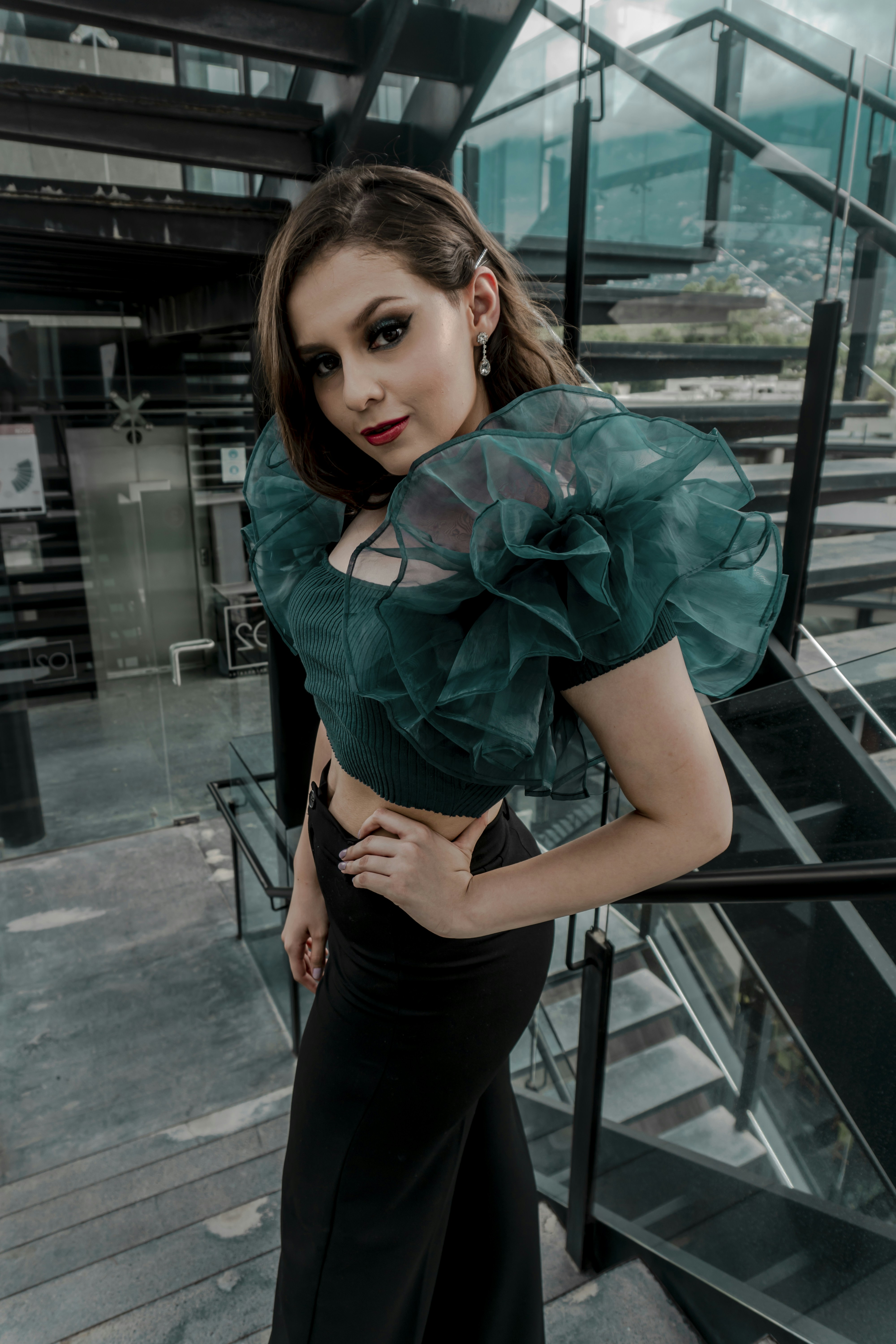 Una mujer posando para una foto