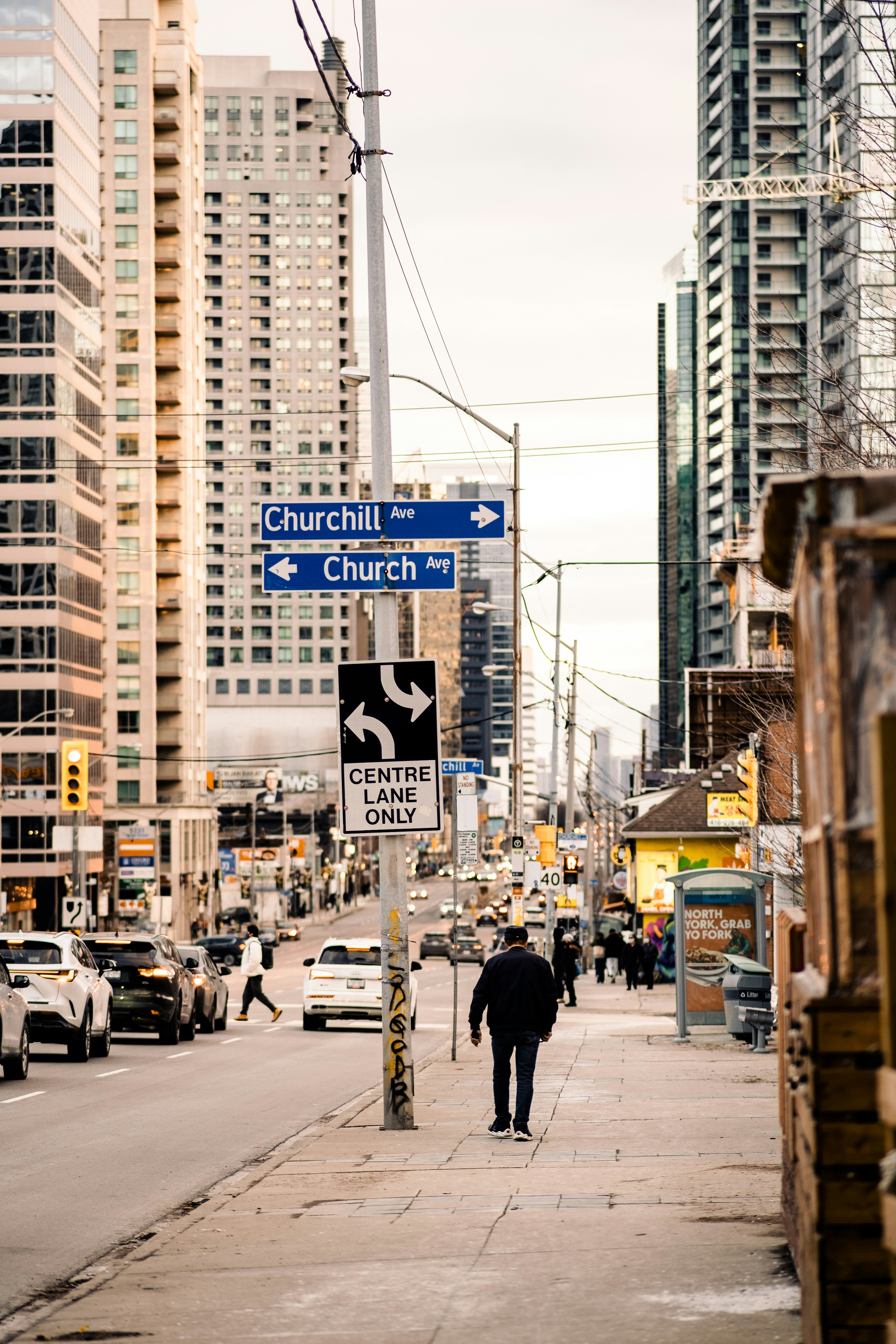 Rambu jalan di trotoar