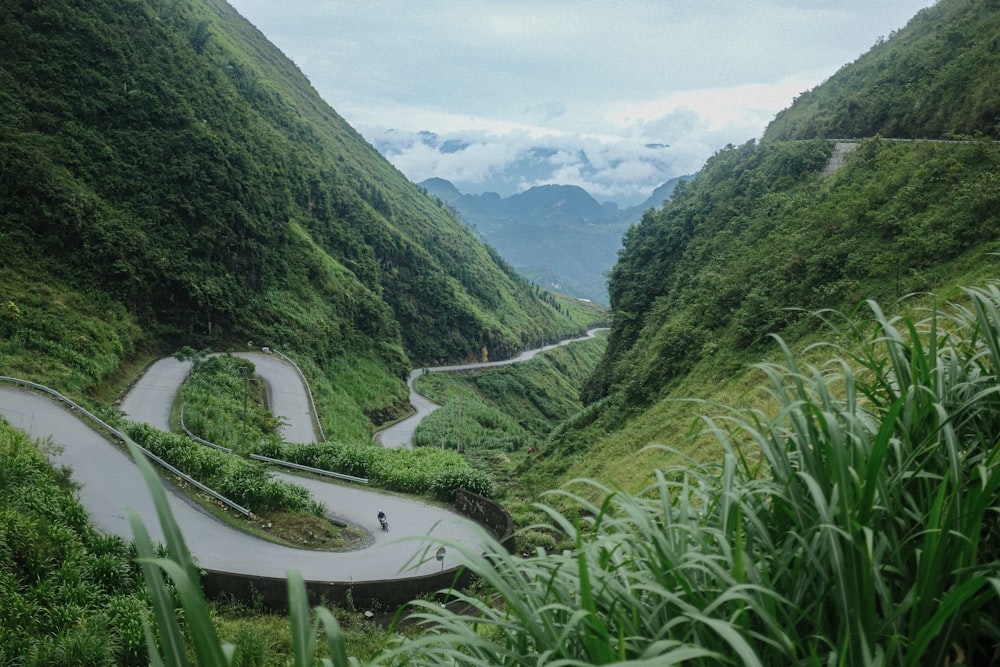 uma estrada sinuosa através de um vale