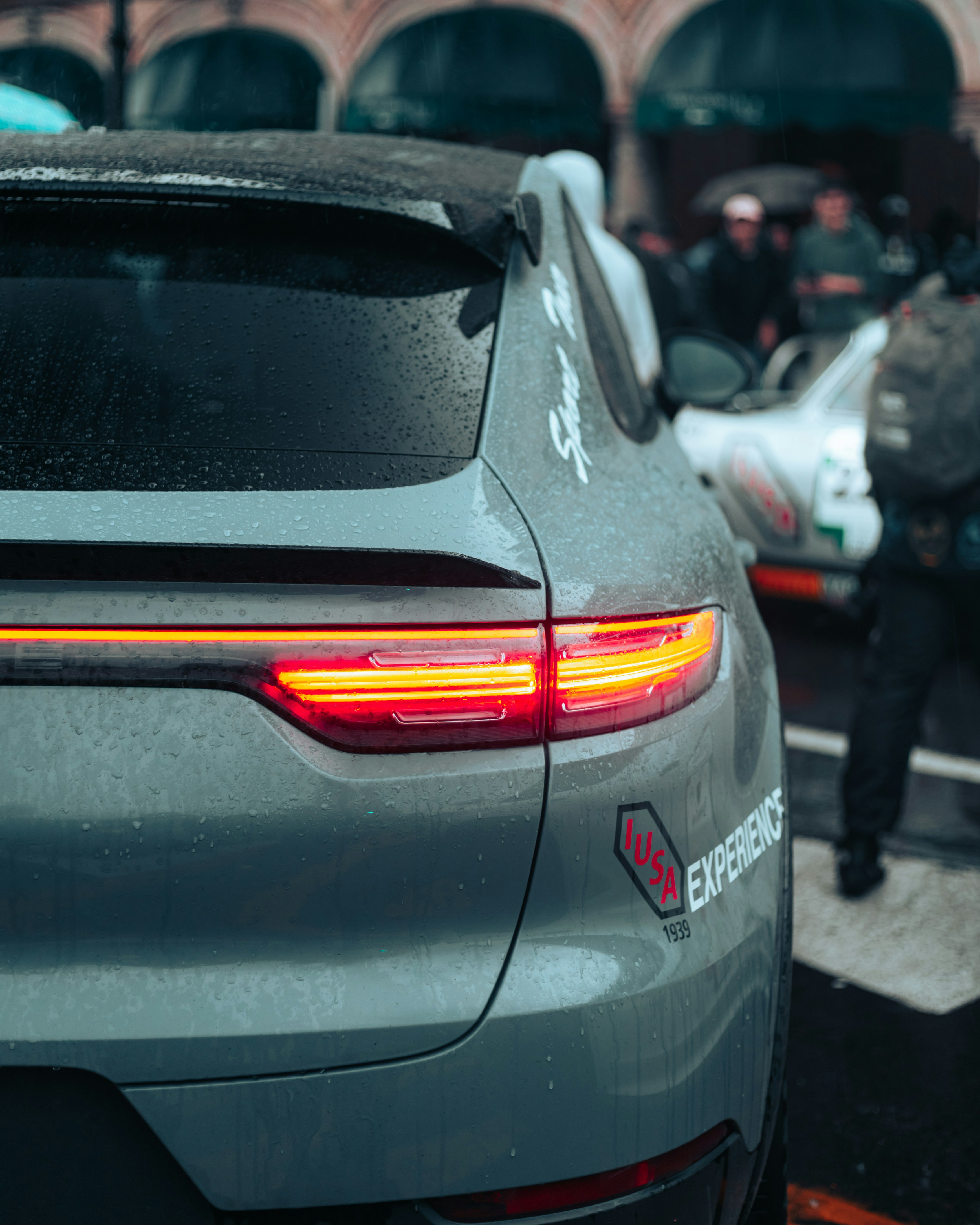 une voiture avec ses phares allumés