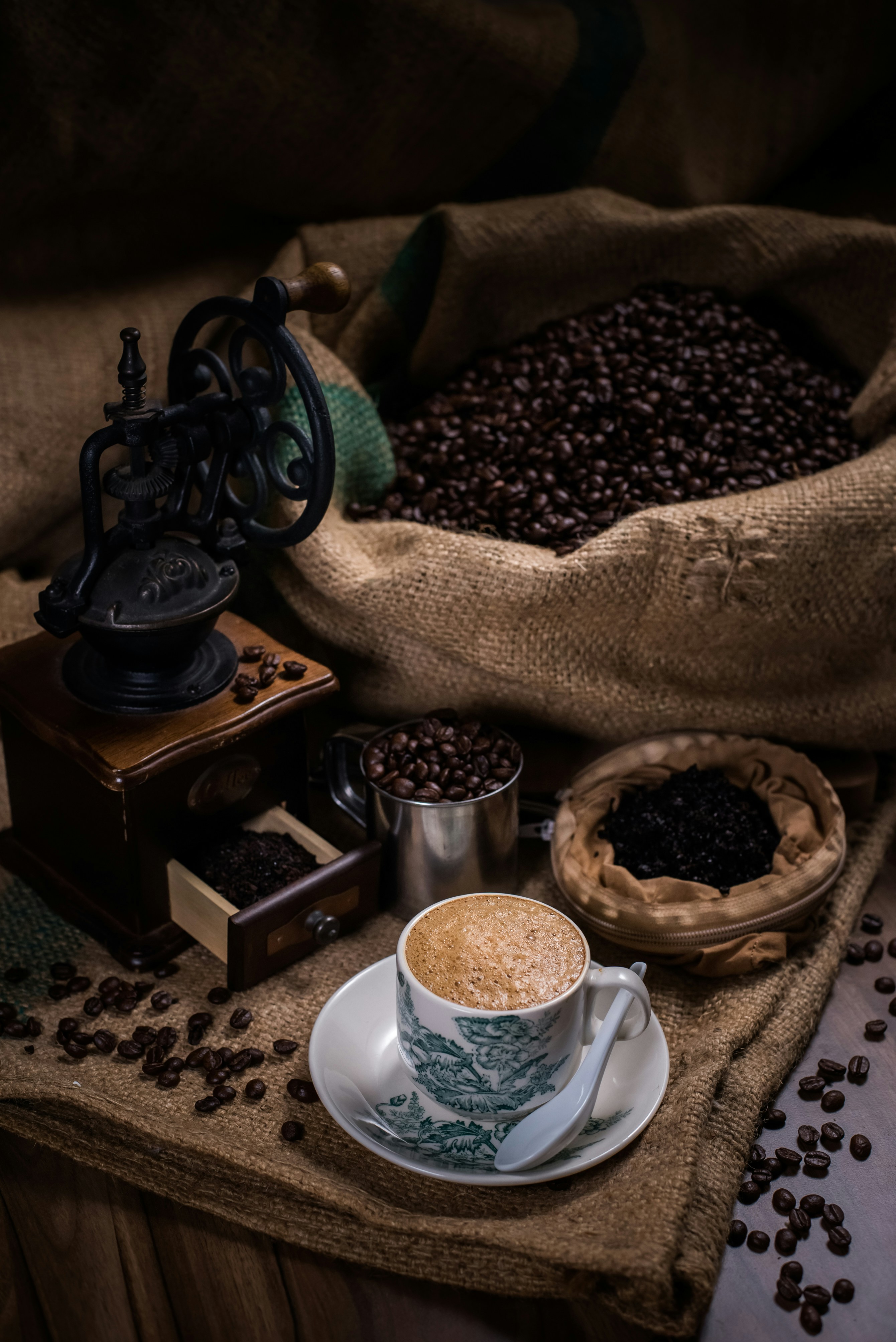 eine Tasse Kaffee und ein Teeset auf einem Tisch