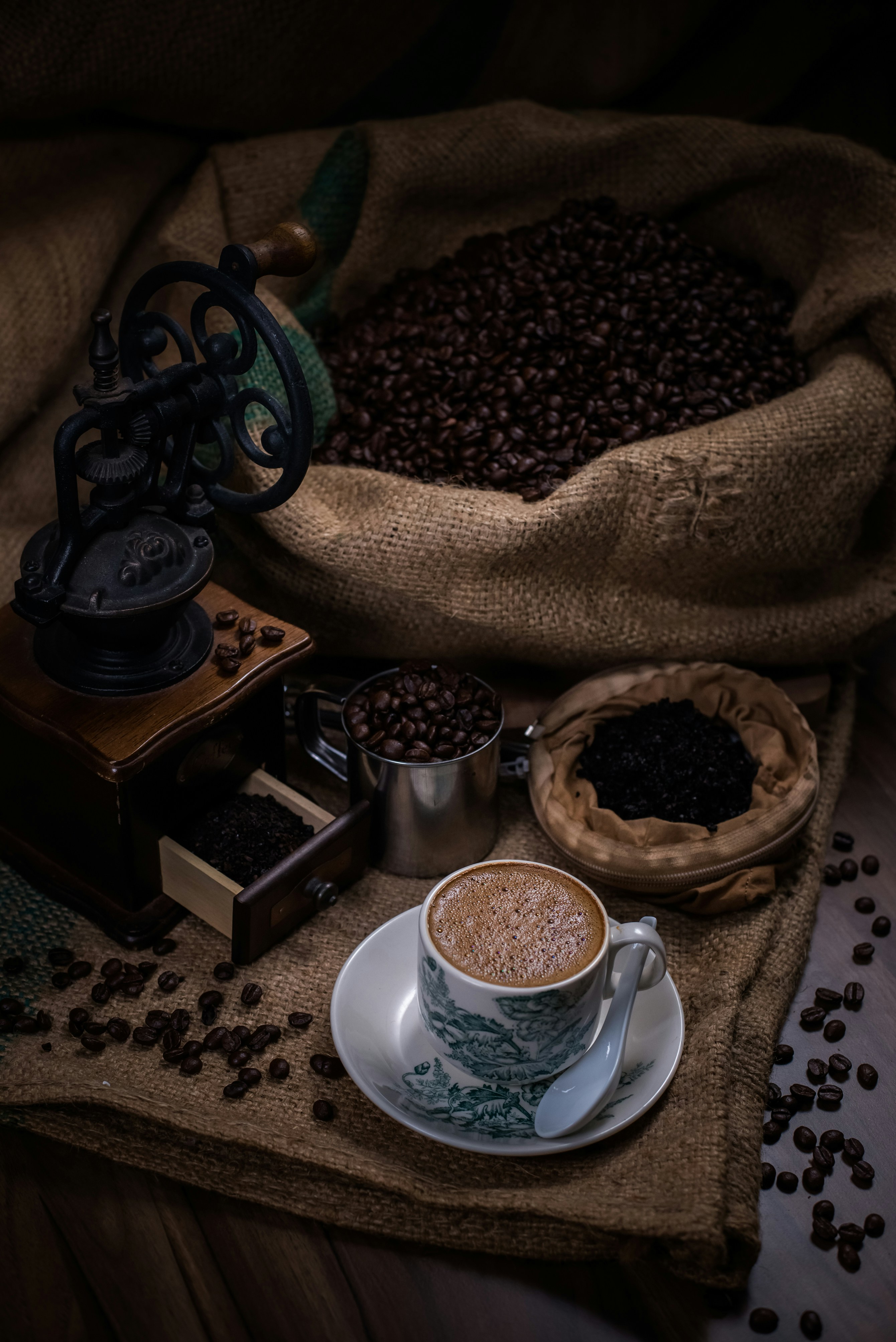 eine Tasse Kaffee und eine Tüte Kaffee auf einem Tisch