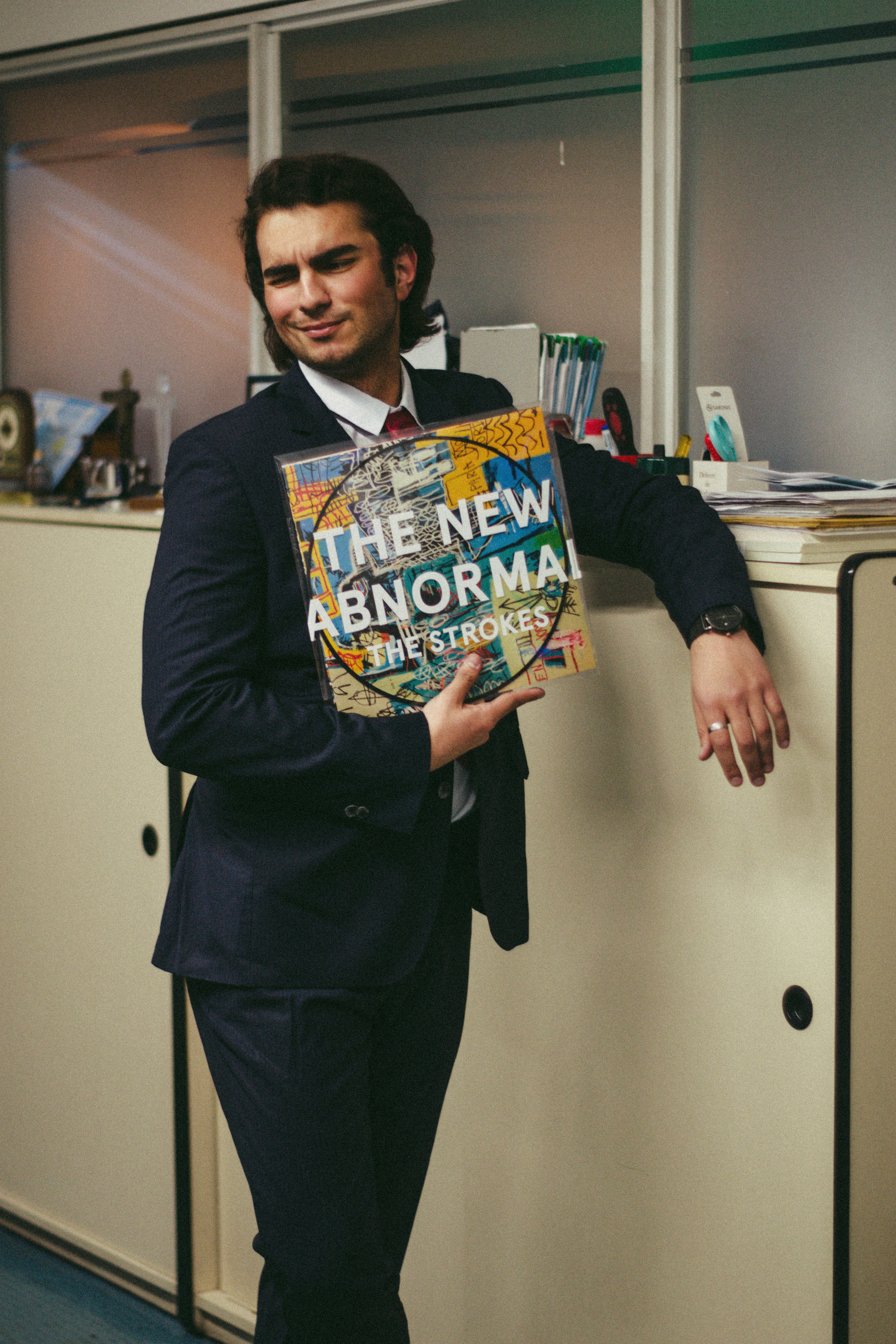 uma pessoa segurando um livro