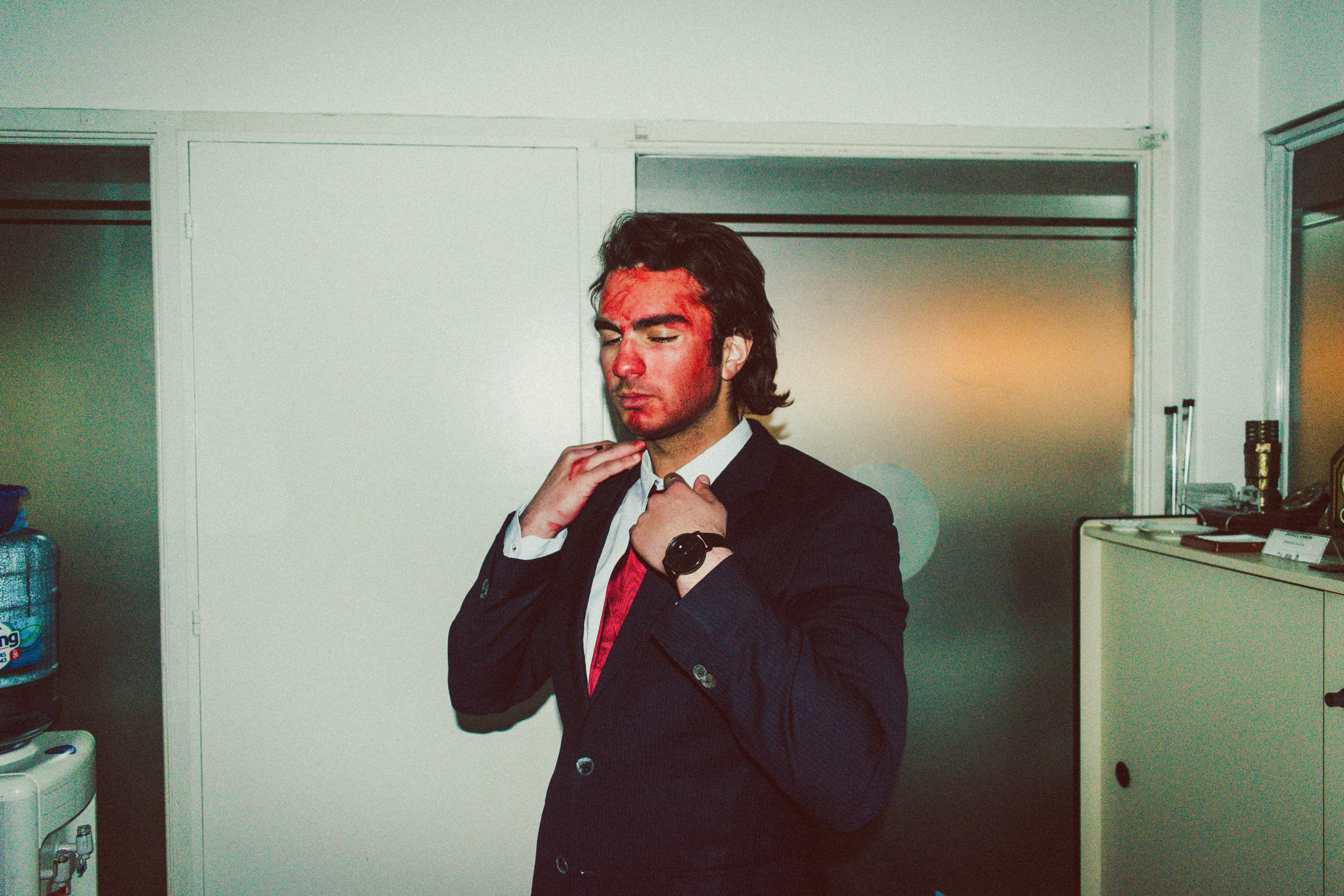 uma pessoa ajustando o laço