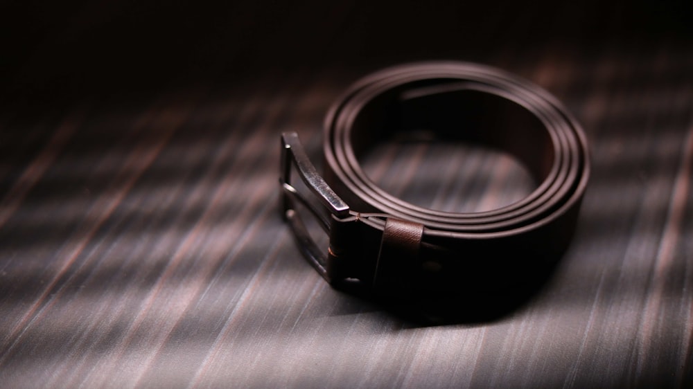 une ceinture en cuir noir