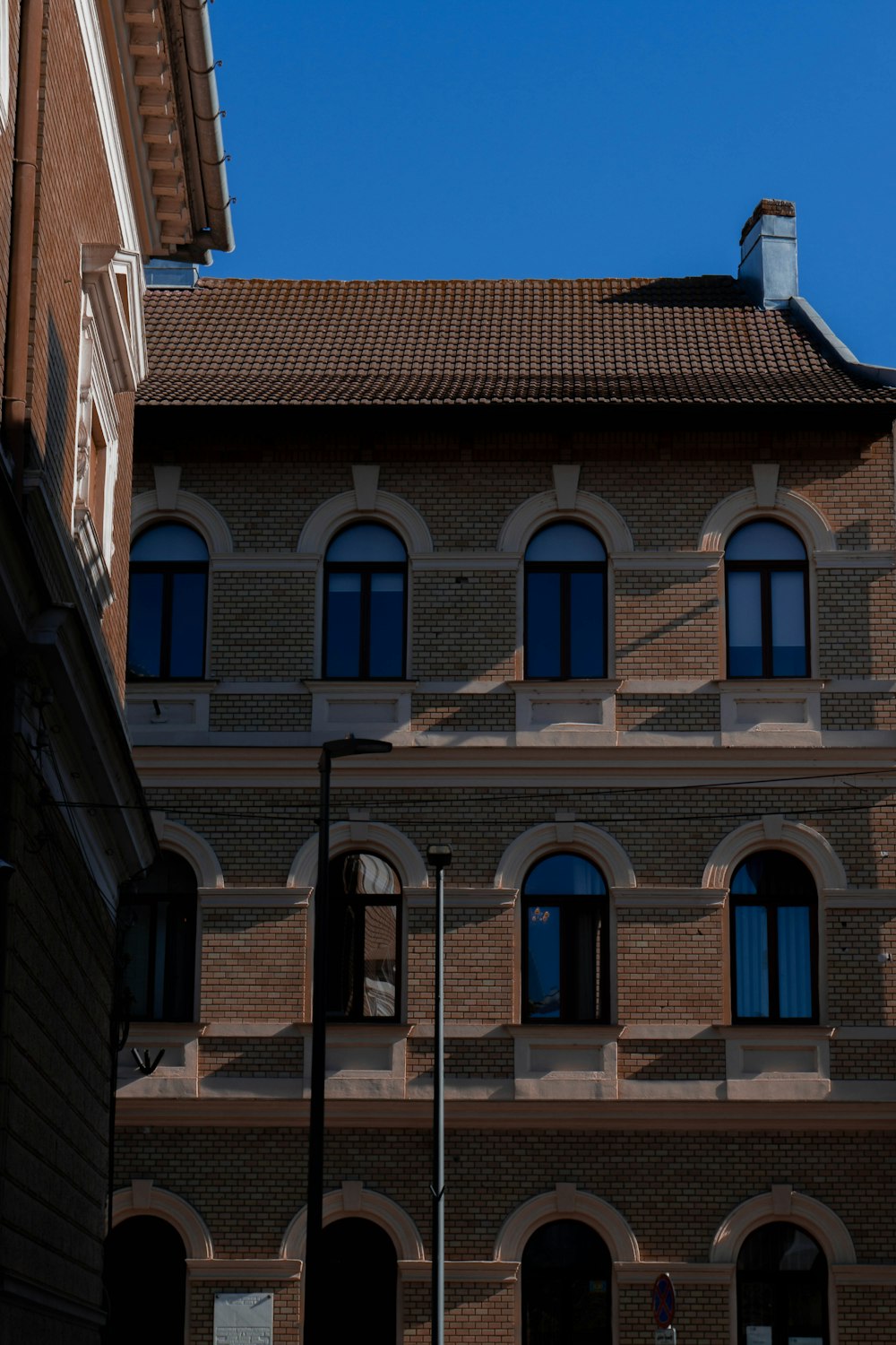 un edificio in mattoni con finestre