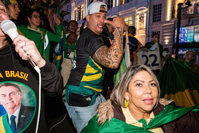 Group of local supporters gathered around Marleide Cunha during a neighborhood visit.