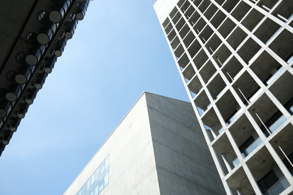 Una vista de ángulo bajo de un edificio