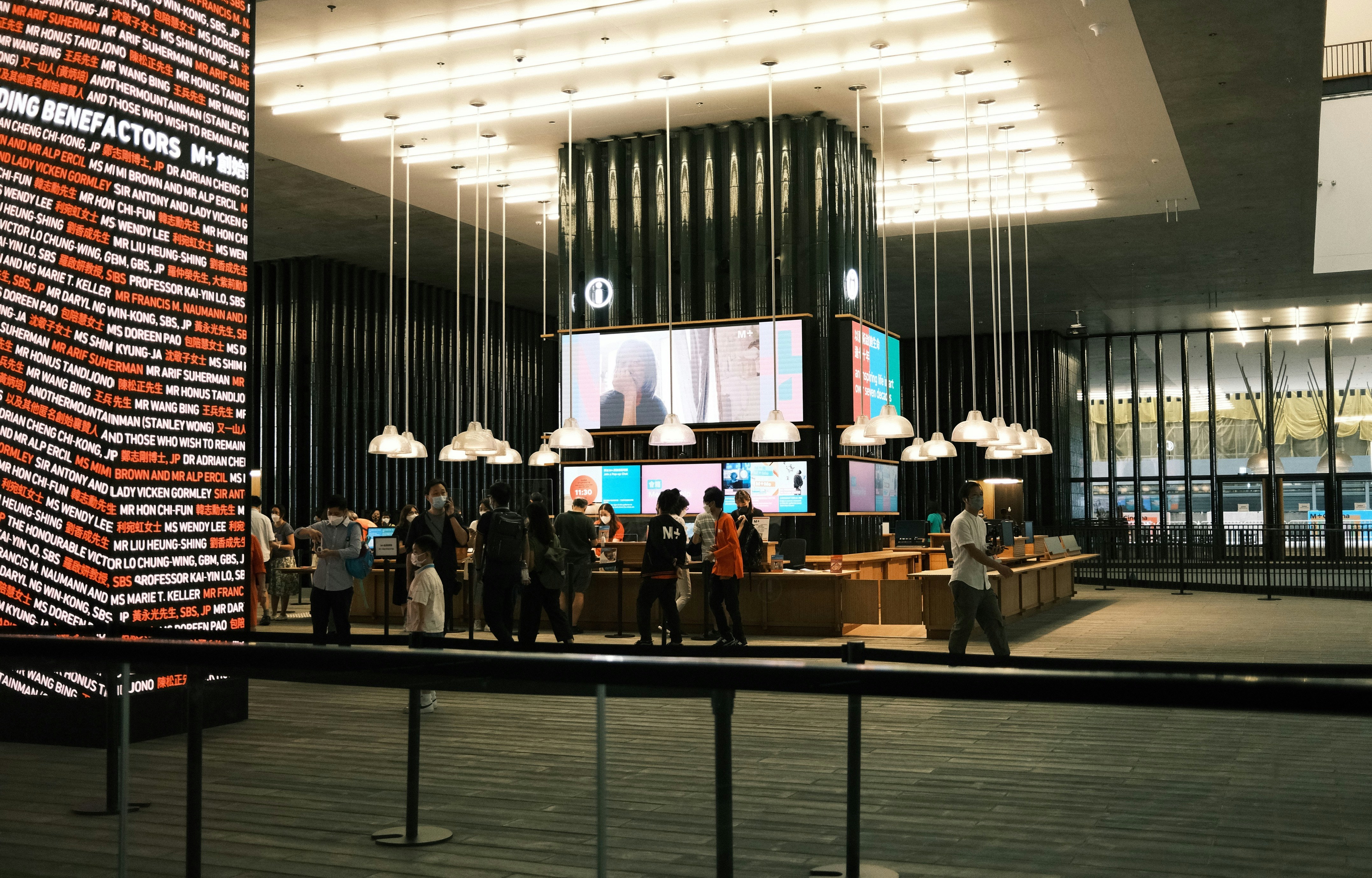 컴퓨터 화면 디스플레이 앞에 서 있는 한 무리의 사람들