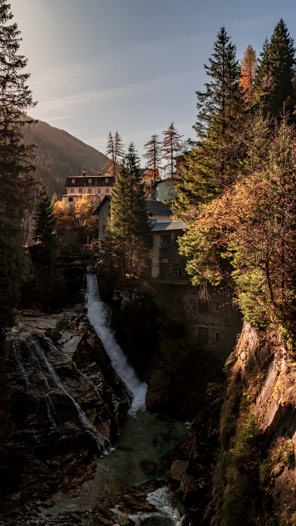 une cascade et un bâtiment