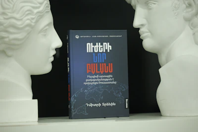 Cover of the book 'Esculturas y biografías' featuring artistic sculptures and handwritten notes