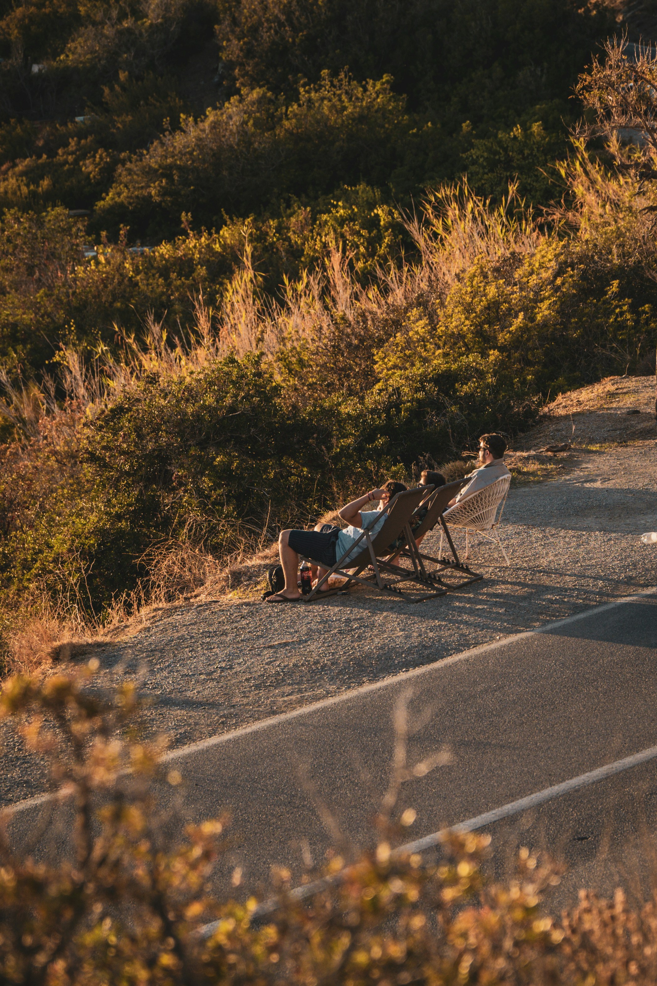 A person sitting on a bench photo – Free Elba Image on Unsplash