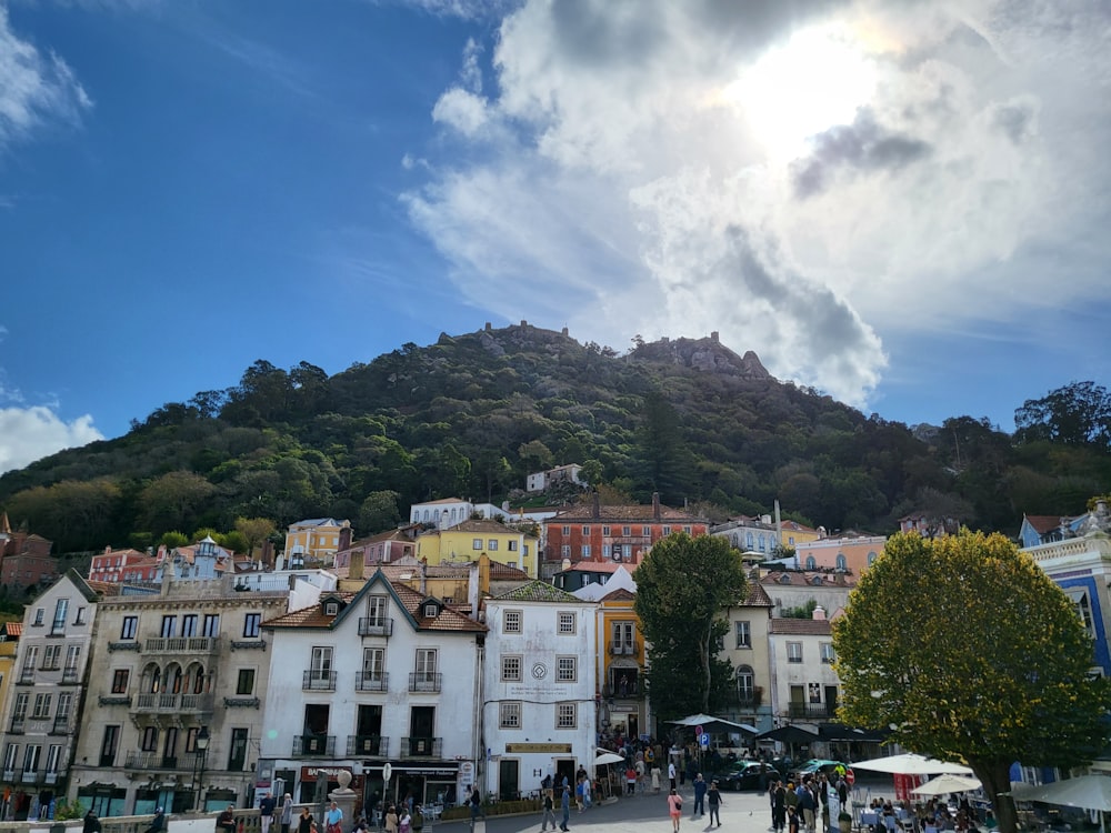 Una ciudad con una colina al fondo