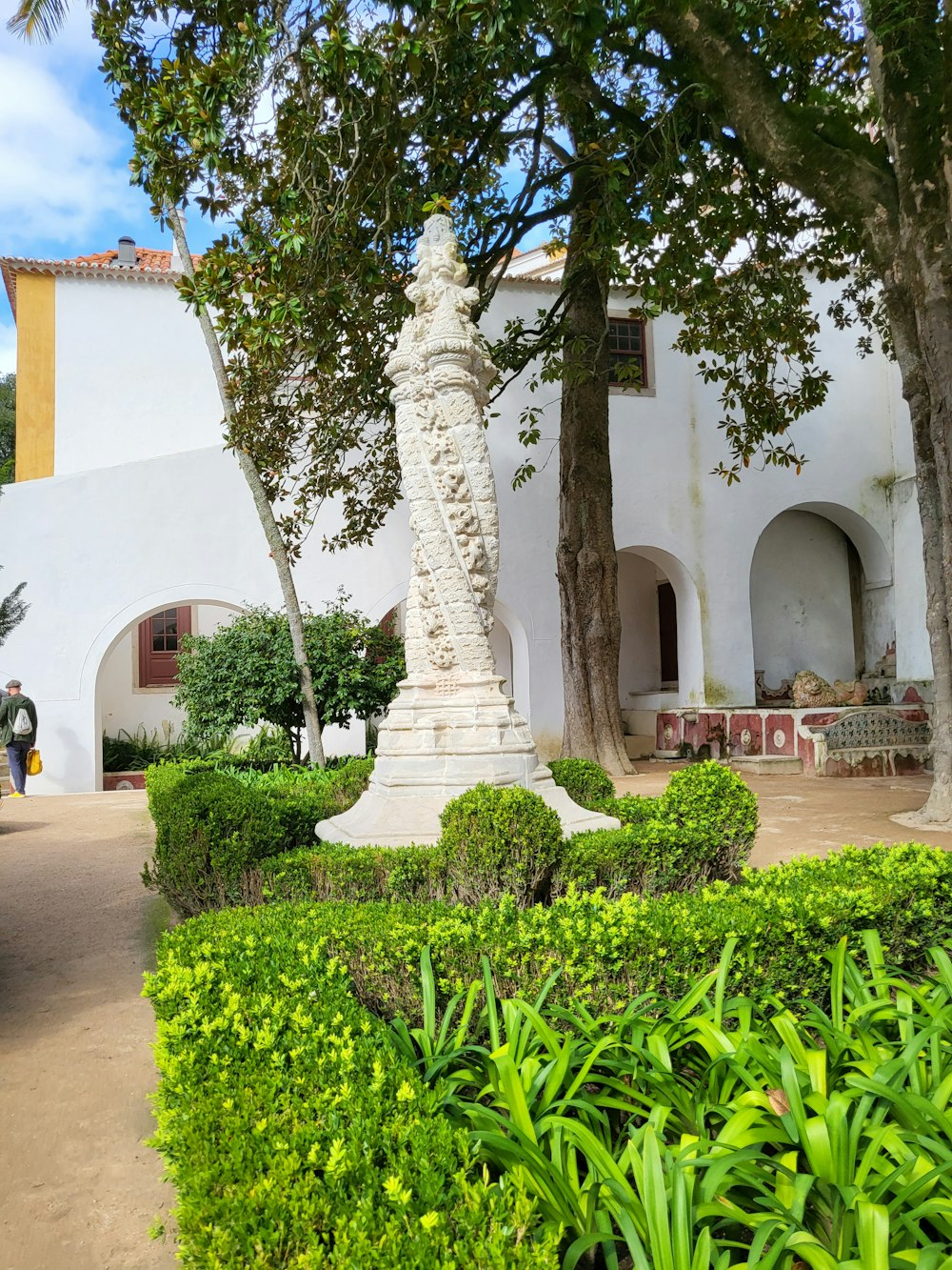 Un edificio blanco con un pilar alto