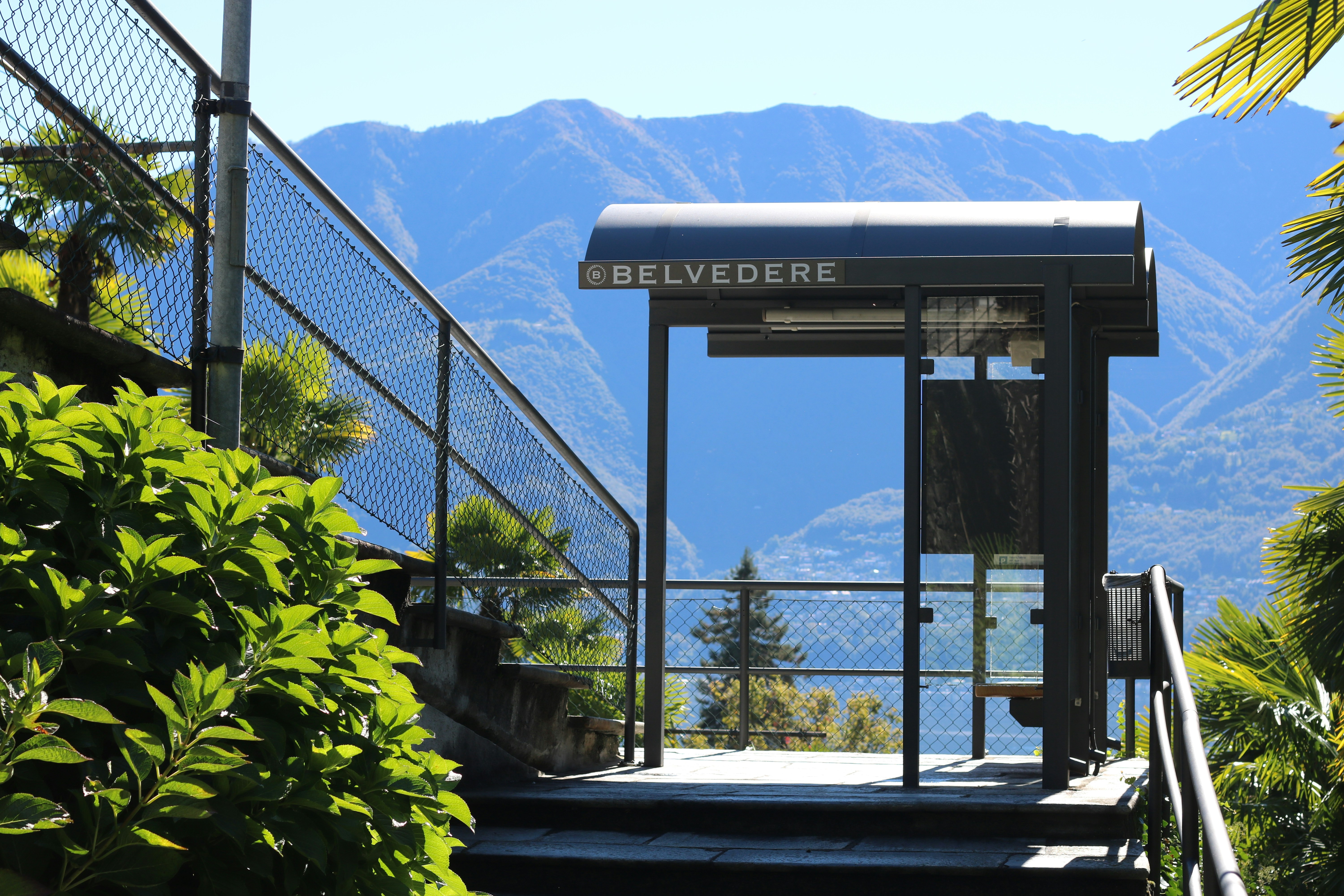 una fermata dell'autobus con vista sulle montagne