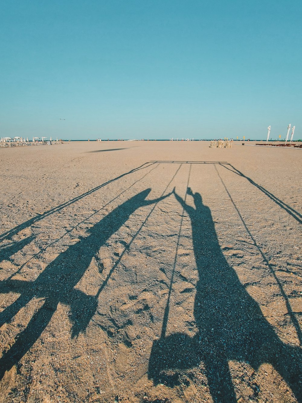 Le ombre di un gruppo di persone su una strada