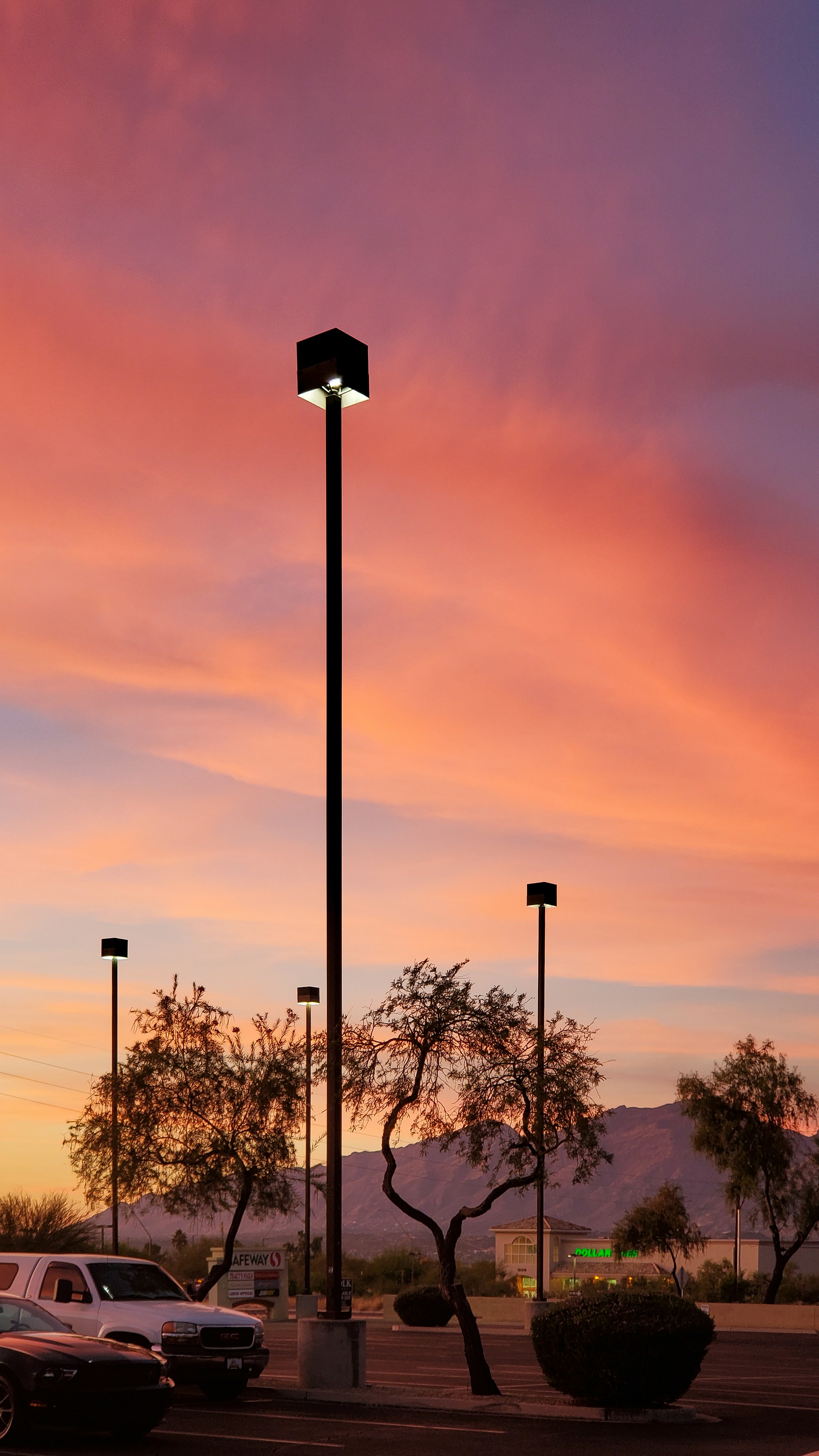 Un lampione con un cielo rosa e viola sullo sfondo