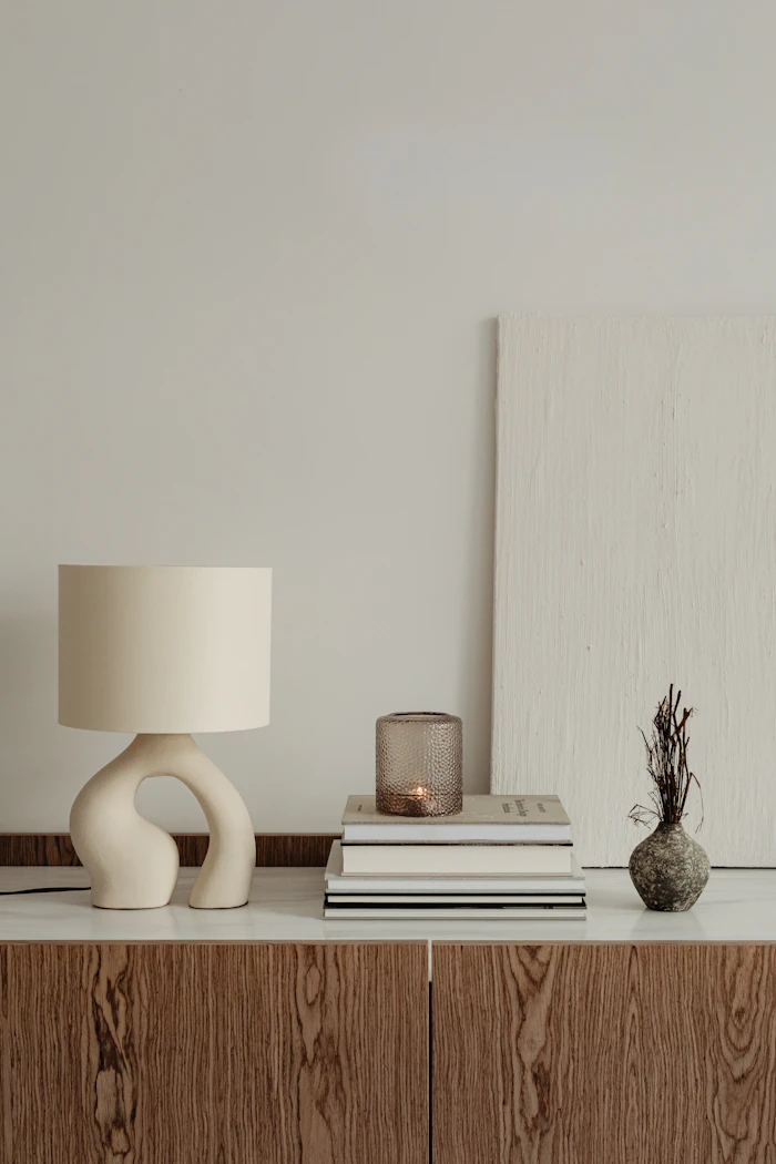 Lampe et livres sur une table