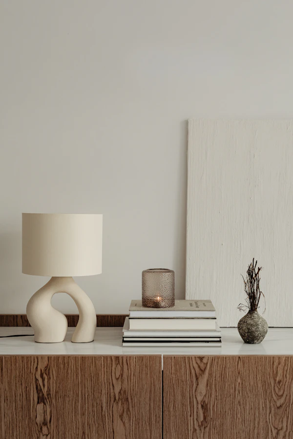 Recessed Baseboards and Flush Wall Details: Why crooked walls become obvious
